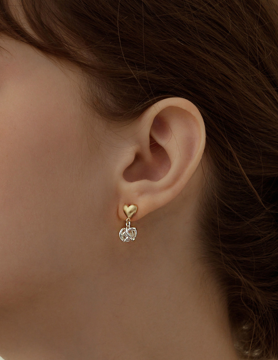 愛心編織球。針式耳環(金)