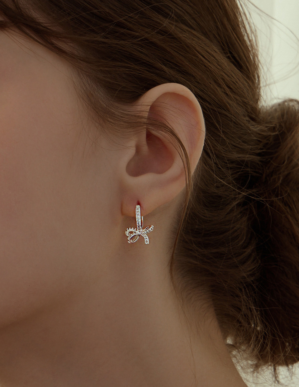 不規則亮鑽蝴蝶結。針式耳環