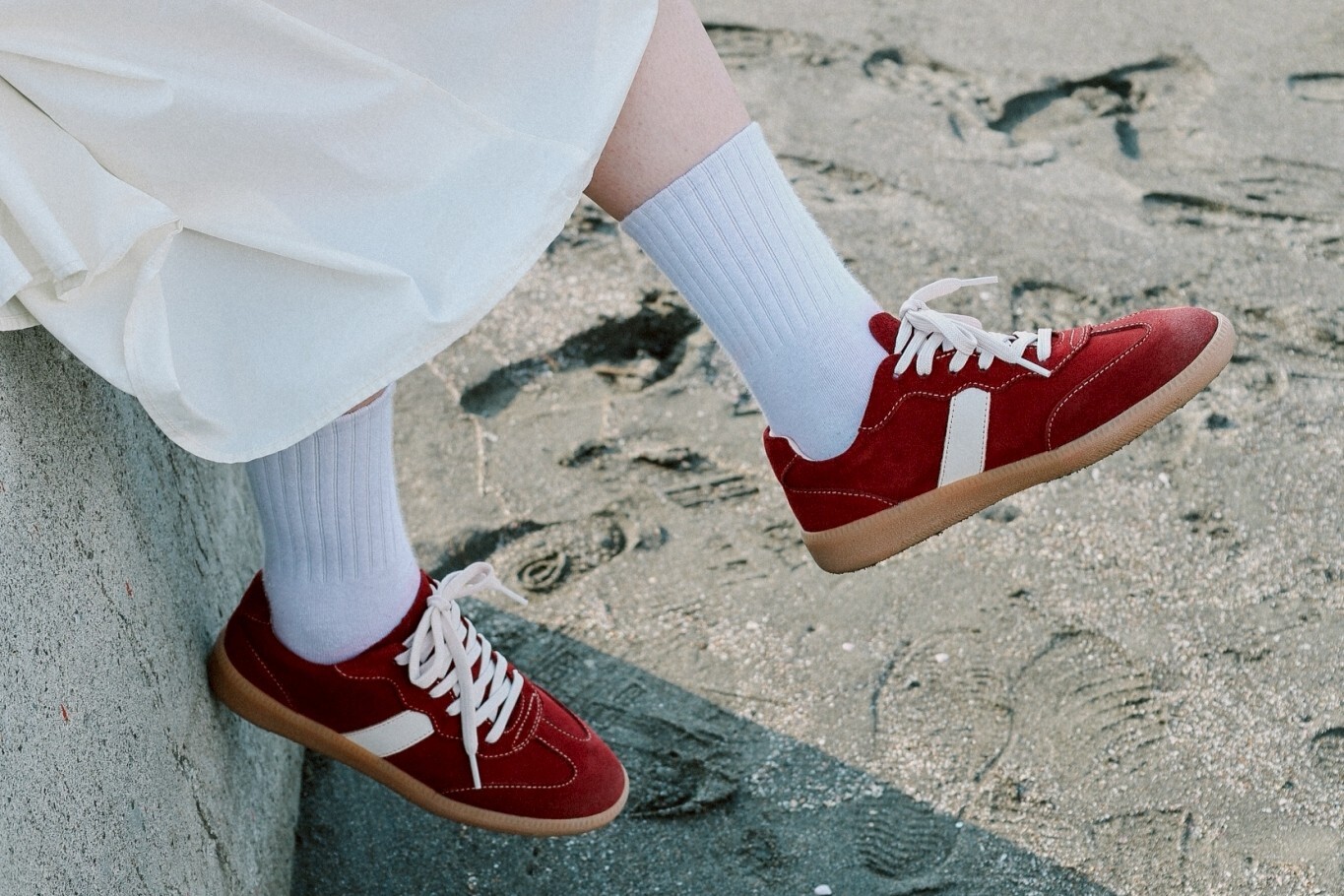 Sanly Joy 防潑水德訓鞋 復古紅,真皮拼接設計、3M防潑水機能,適合閨蜜出遊、海邊穿搭拍照,兼具休閒與質感風格。