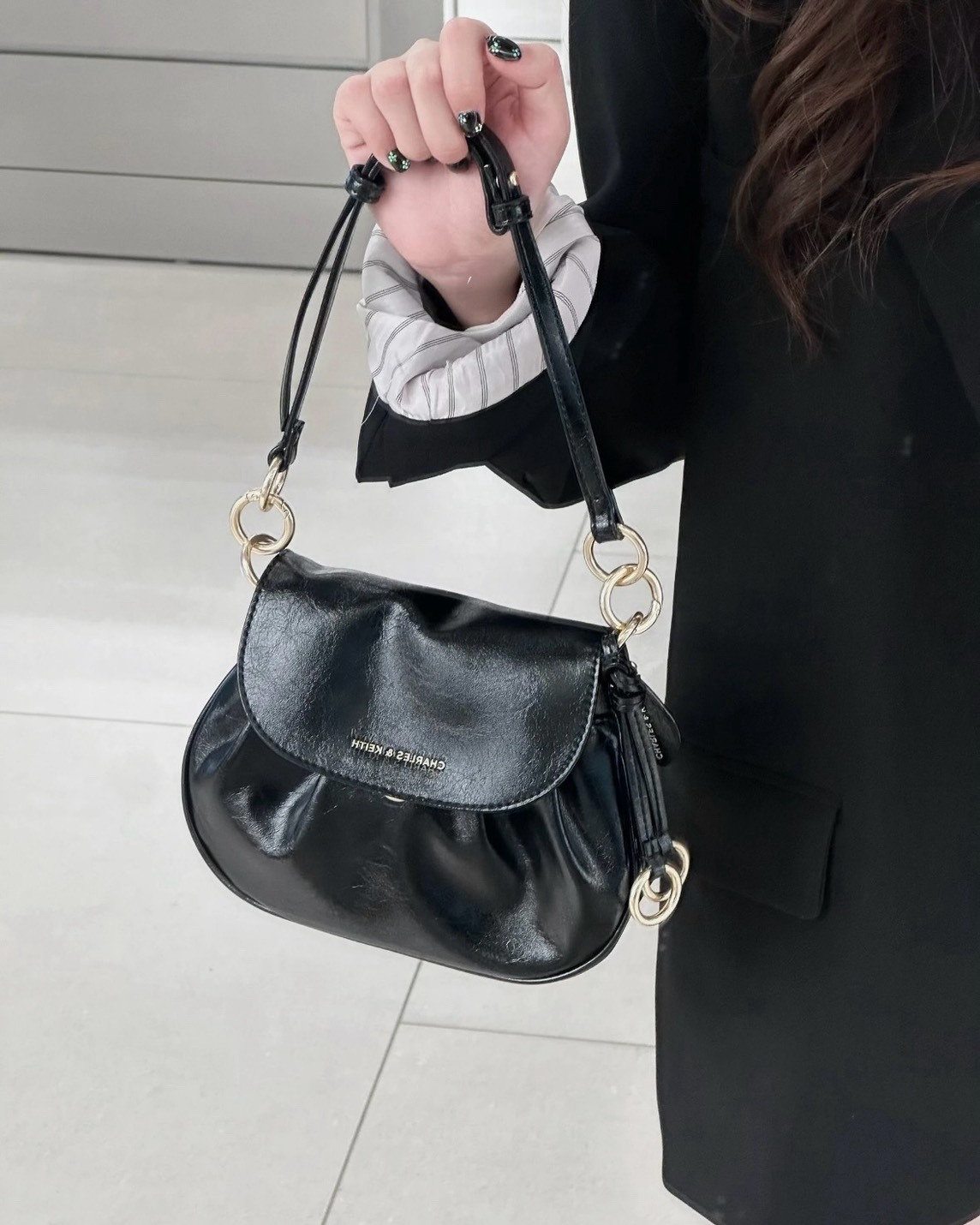 <斷貨王>Charles ＆ Keith 小CK 翻蓋式 復古 麂皮絨面 腋下包 皮革款 3色