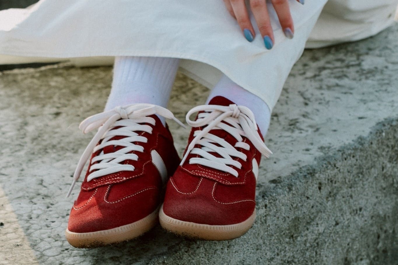 Sanly Joy 德訓鞋 復古紅 閨蜜穿搭實拍,日常出遊、海邊情境照,展現自然防潑水真皮鞋質感與舒適感。