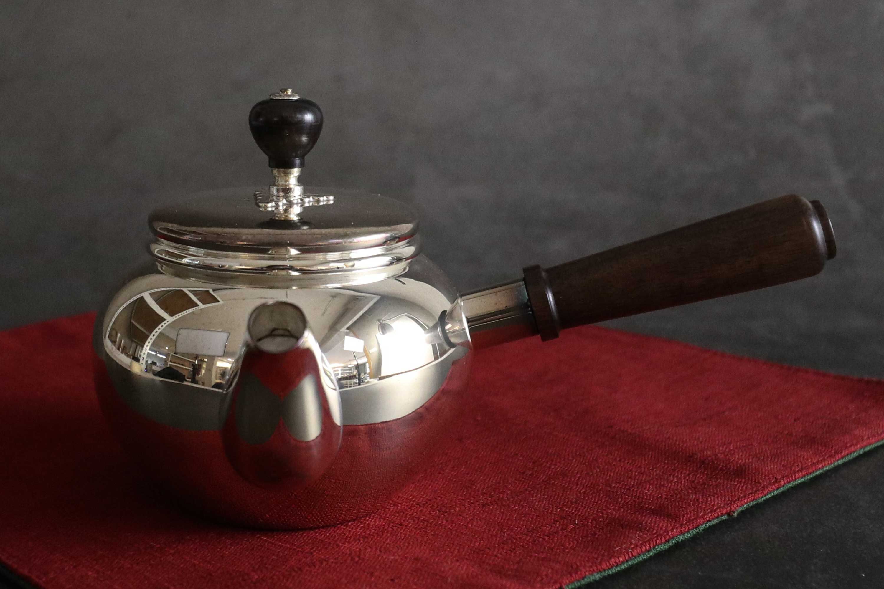 泡茶用的日本純銀茶壺