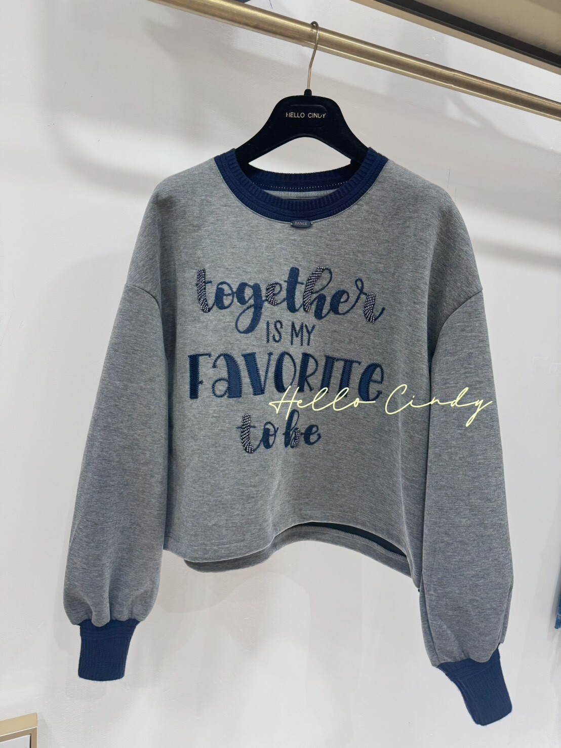 B11042 精緻設計款立體刺繡灰藍撞色太空棉質上衣