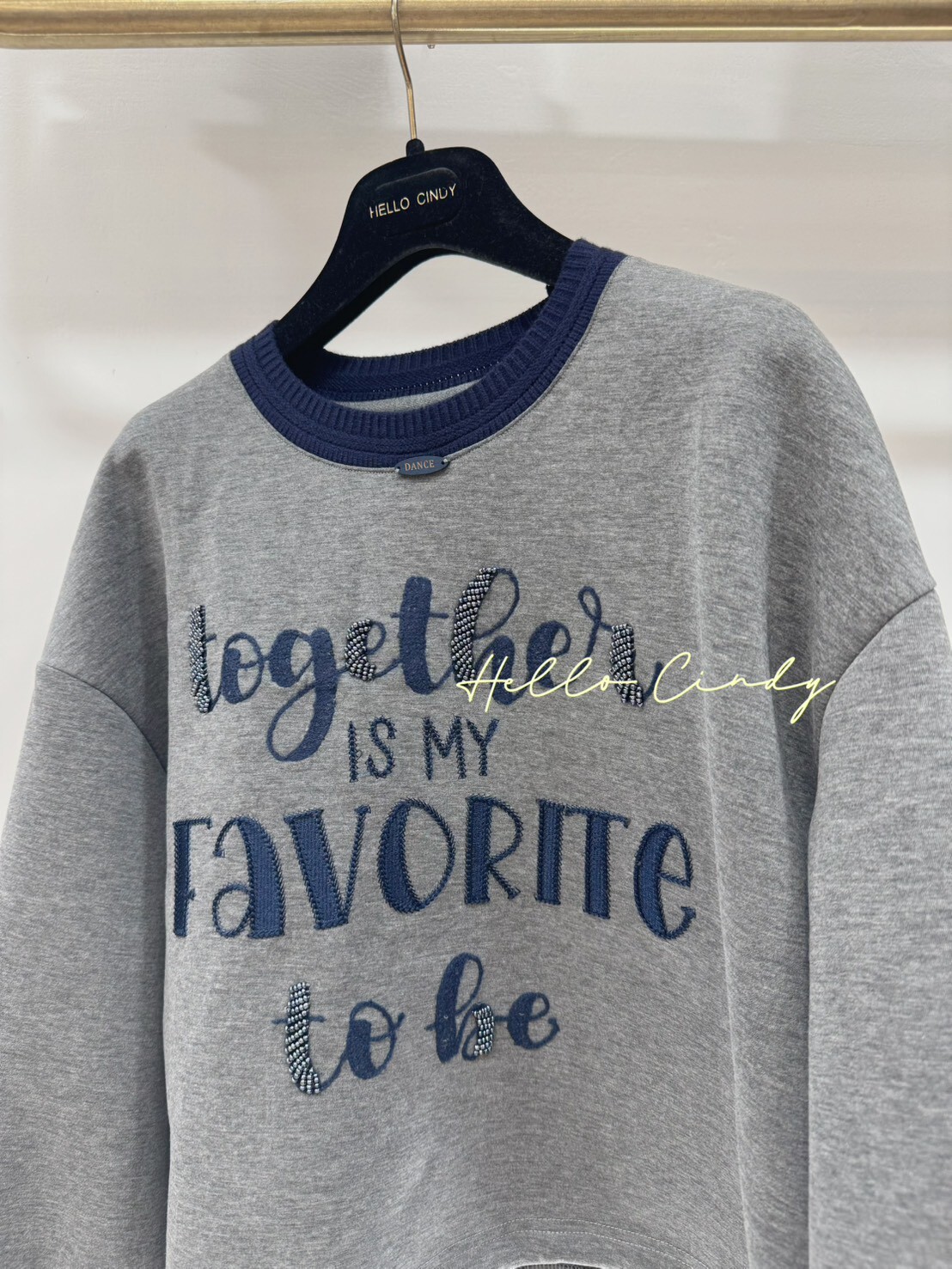 B11042 精緻設計款立體刺繡灰藍撞色太空棉質上衣