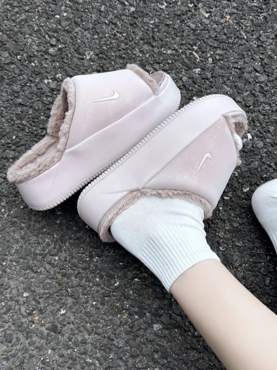 NIKE CALM ELEVATION FUR 絨毛 軟厚底 增高 拖鞋 保暖 櫻花粉 女鞋 HV8560-600 / 預購