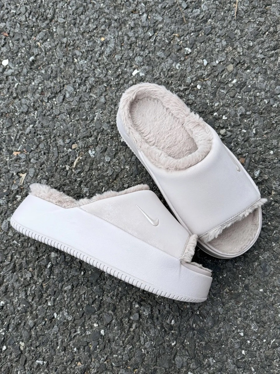 NIKE CALM ELEVATION FUR 絨毛 軟厚底 增高 拖鞋 保暖 櫻花粉 女鞋 HV8560-600 / 預購