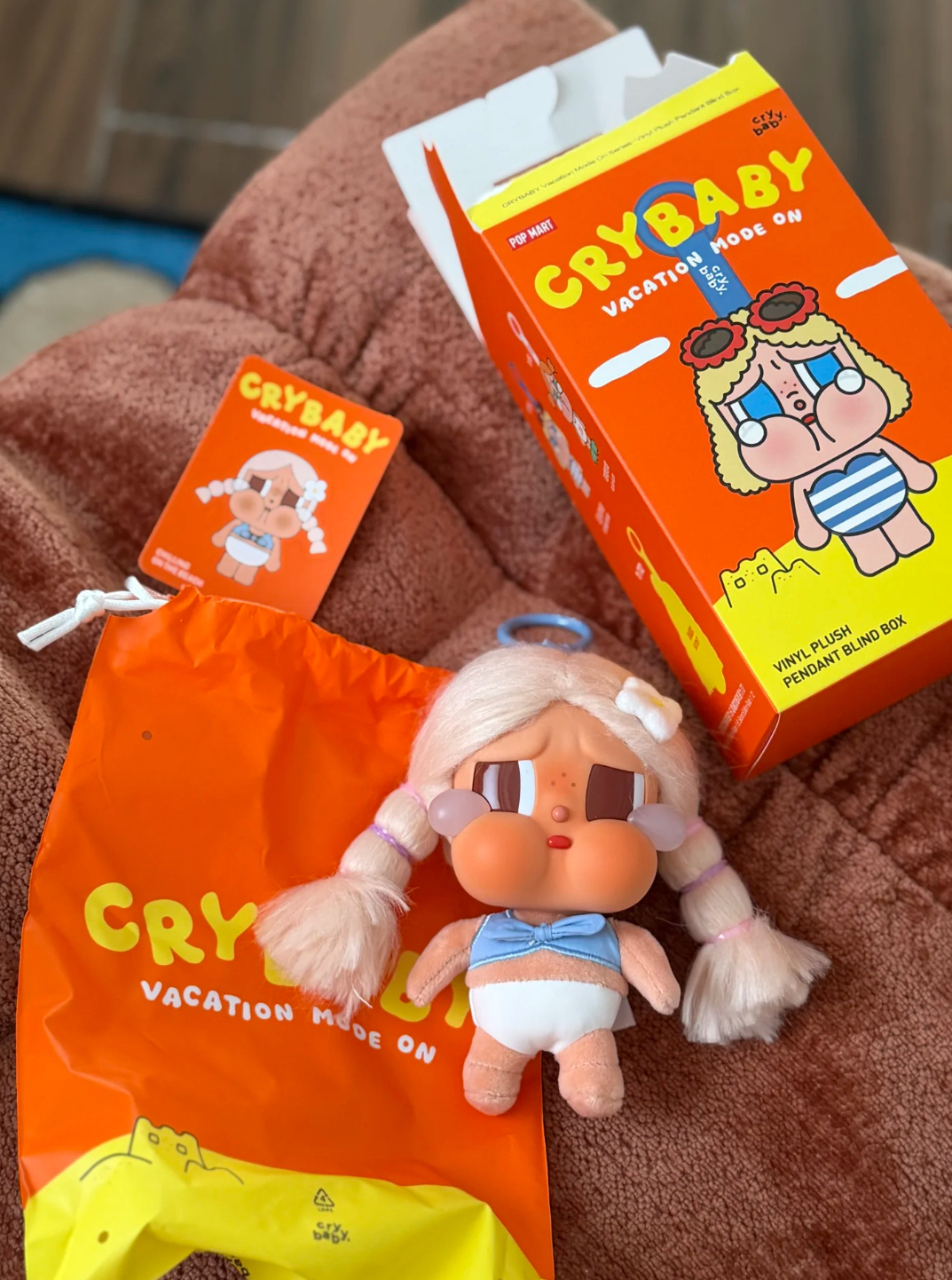 POP MART 泡泡瑪特 CRYBABY Vacation Mode On 陽光假期 搪膠毛絨 哭娃 吊飾 公仔
