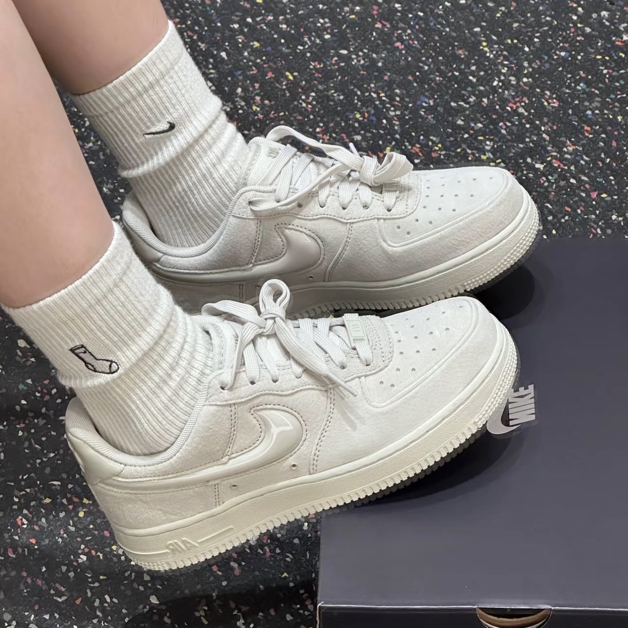 NIKE AIR FORCE 1 奶油白灰 泡泡勾 麂皮 休閒鞋 經典百搭 女鞋 HV4406-001