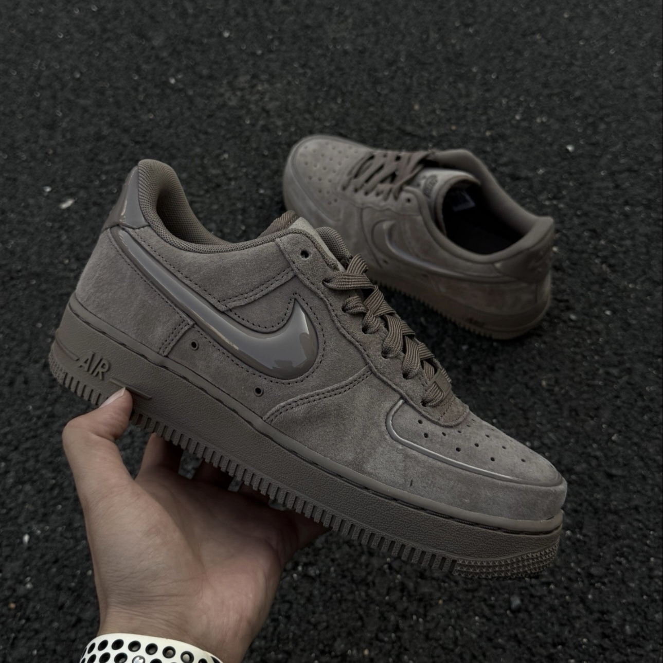 NIKE AIR FORCE 1 秋冬奶茶 摩卡淺棕 麂皮絨面 亮面勾 休閒鞋 女鞋 HV4406-200