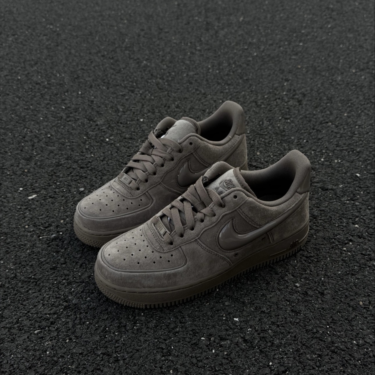 NIKE AIR FORCE 1 秋冬奶茶 摩卡淺棕 麂皮絨面 亮面勾 休閒鞋 女鞋 HV4406-200