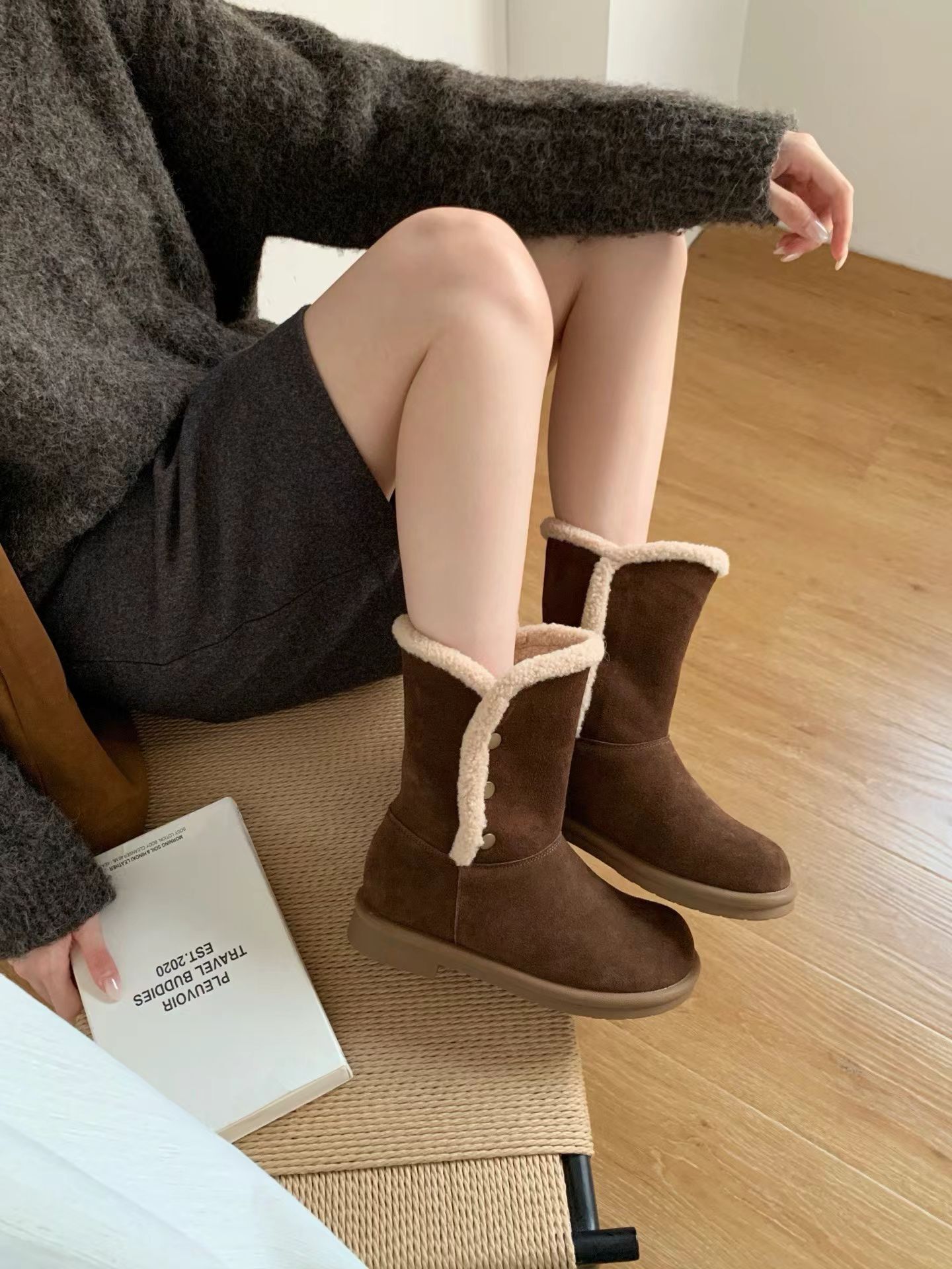 (卡其37)毛毛車邊側V剪裁中筒雪靴