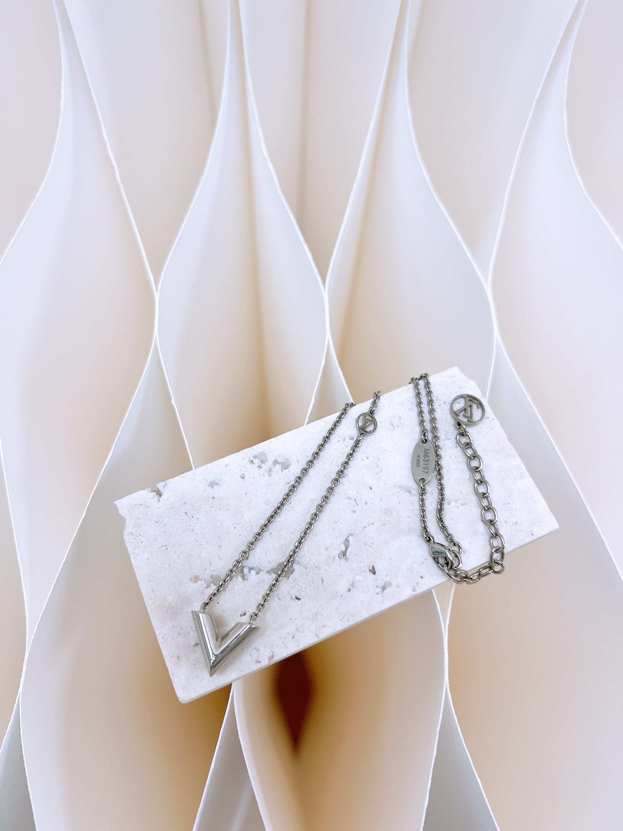 Lv essential v necklace silver