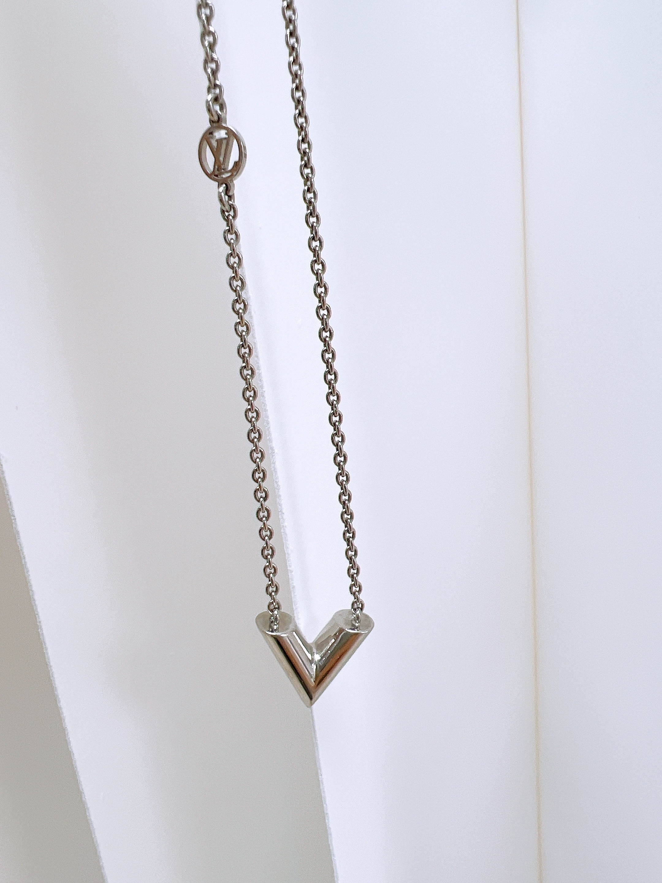 Lv essential v necklace silver
