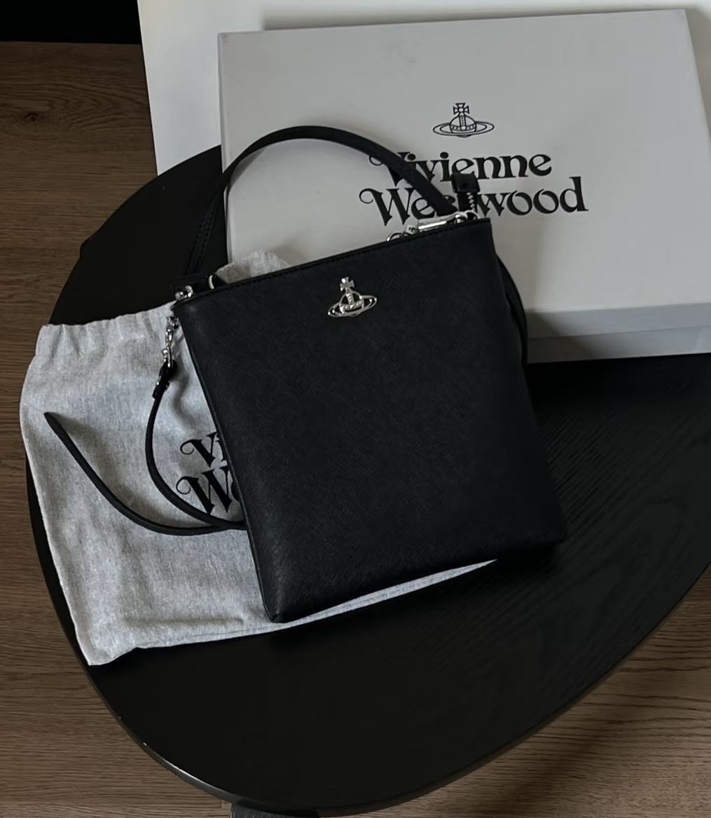 【直播】Vivienne Westwood LL110404 黑色斜孭包 (51160005 S000B)
