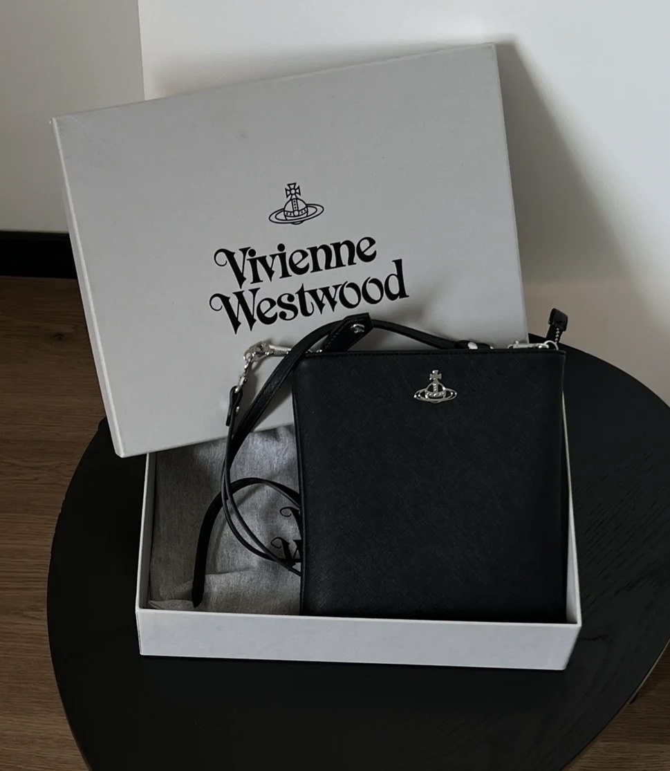 【直播】Vivienne Westwood LL110404 黑色斜孭包 (51160005 S000B)