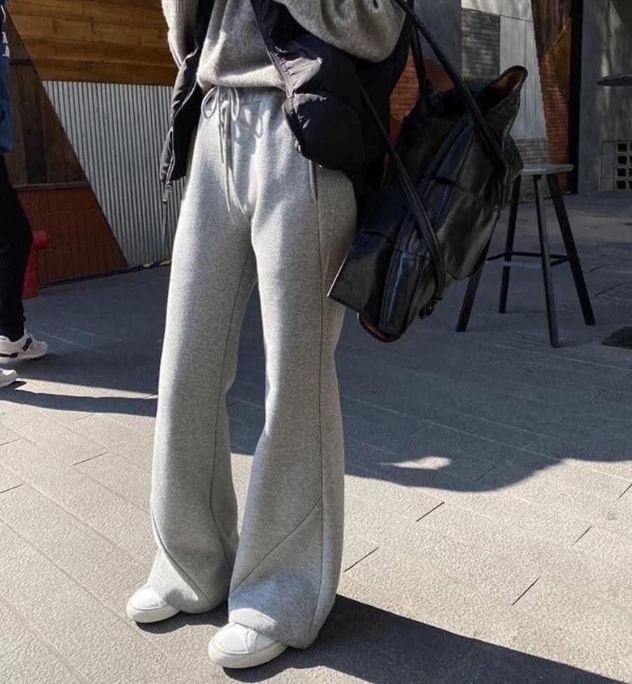 【舒服百搭的斜車線太空棉喇叭褲】（現貨）