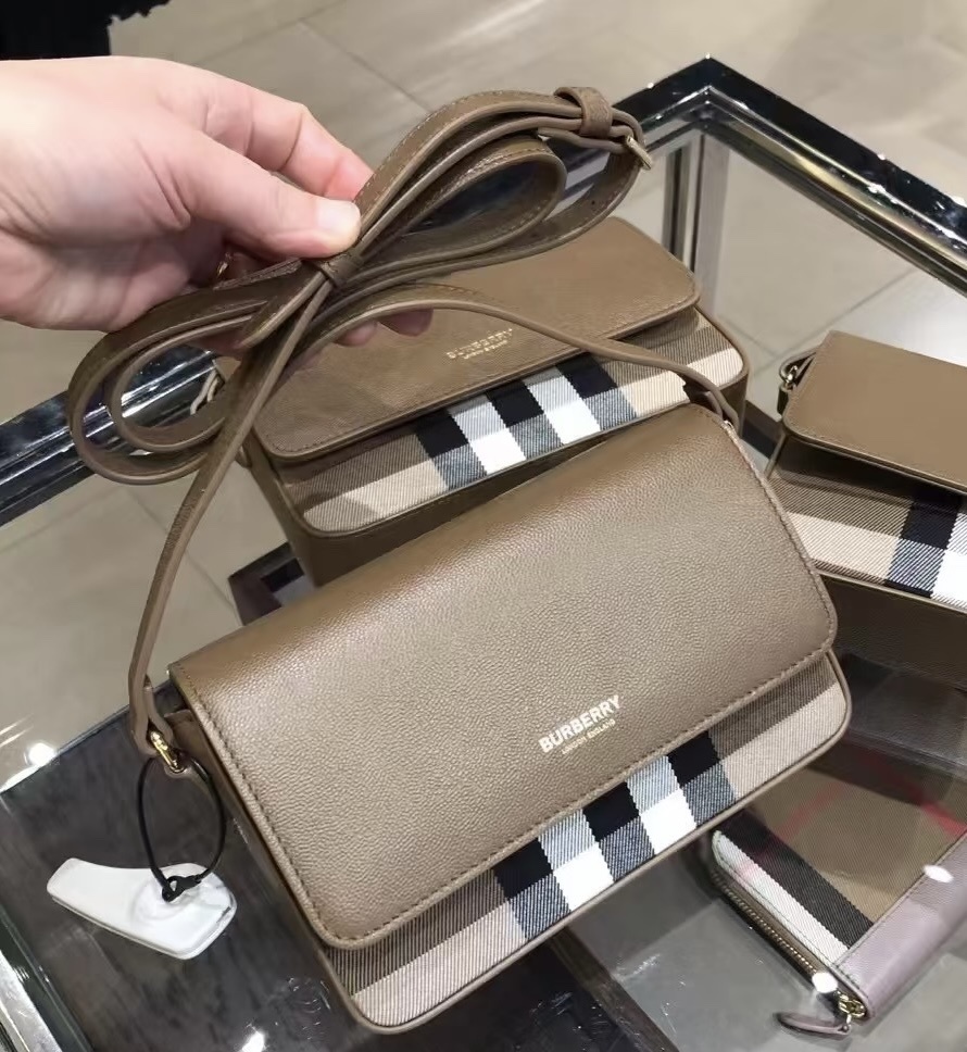 【預購】Burberry F10048877 揭蓋包