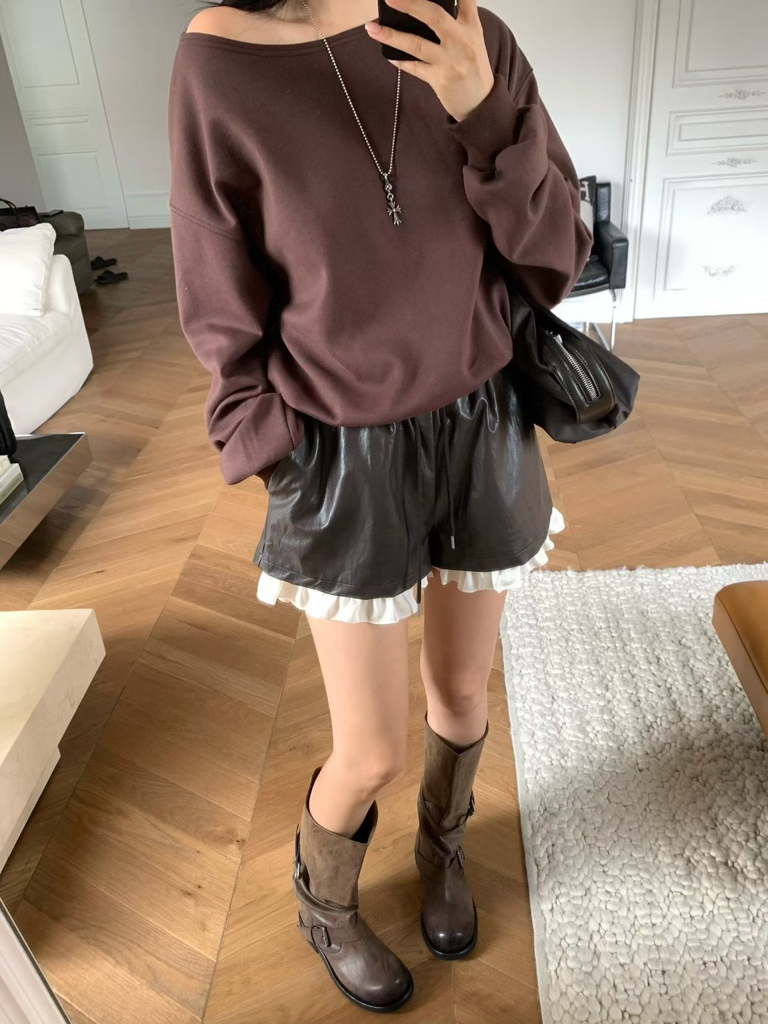 白荷葉邊PU短褲