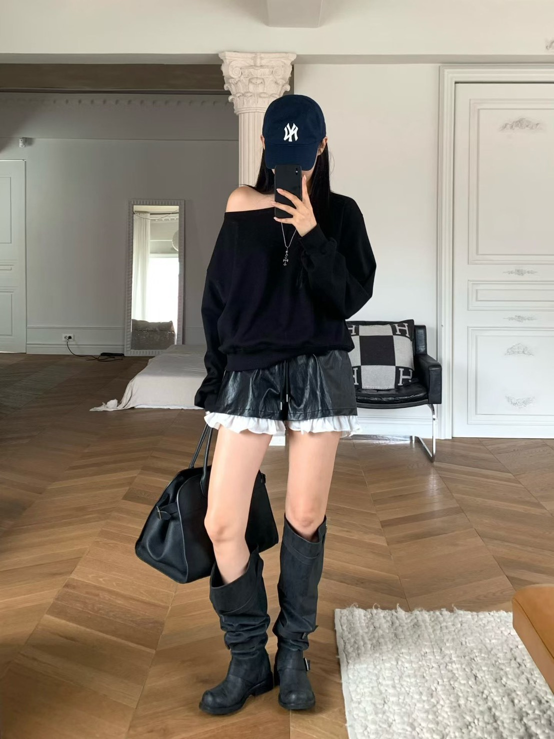 白荷葉邊PU短褲