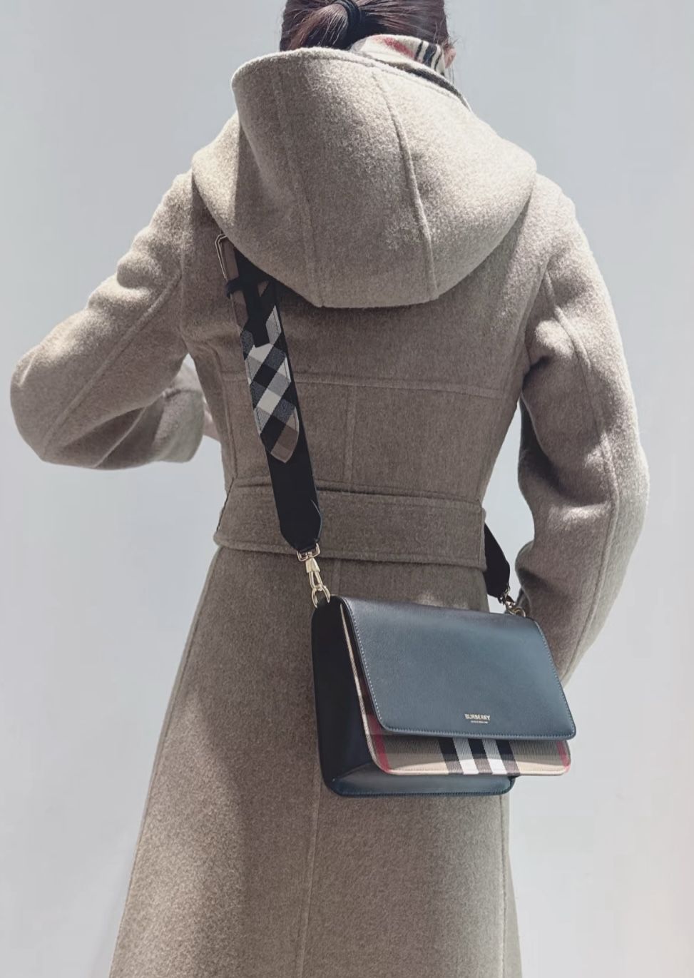 【預購】Burberry F10048833 郵差包連粗帶（訂金$500尾數$4980）一共$5480