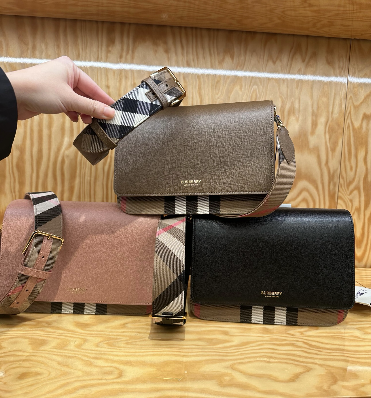 【預購】Burberry F10048833 郵差包連粗帶（訂金$500尾數$4980）一共$5480