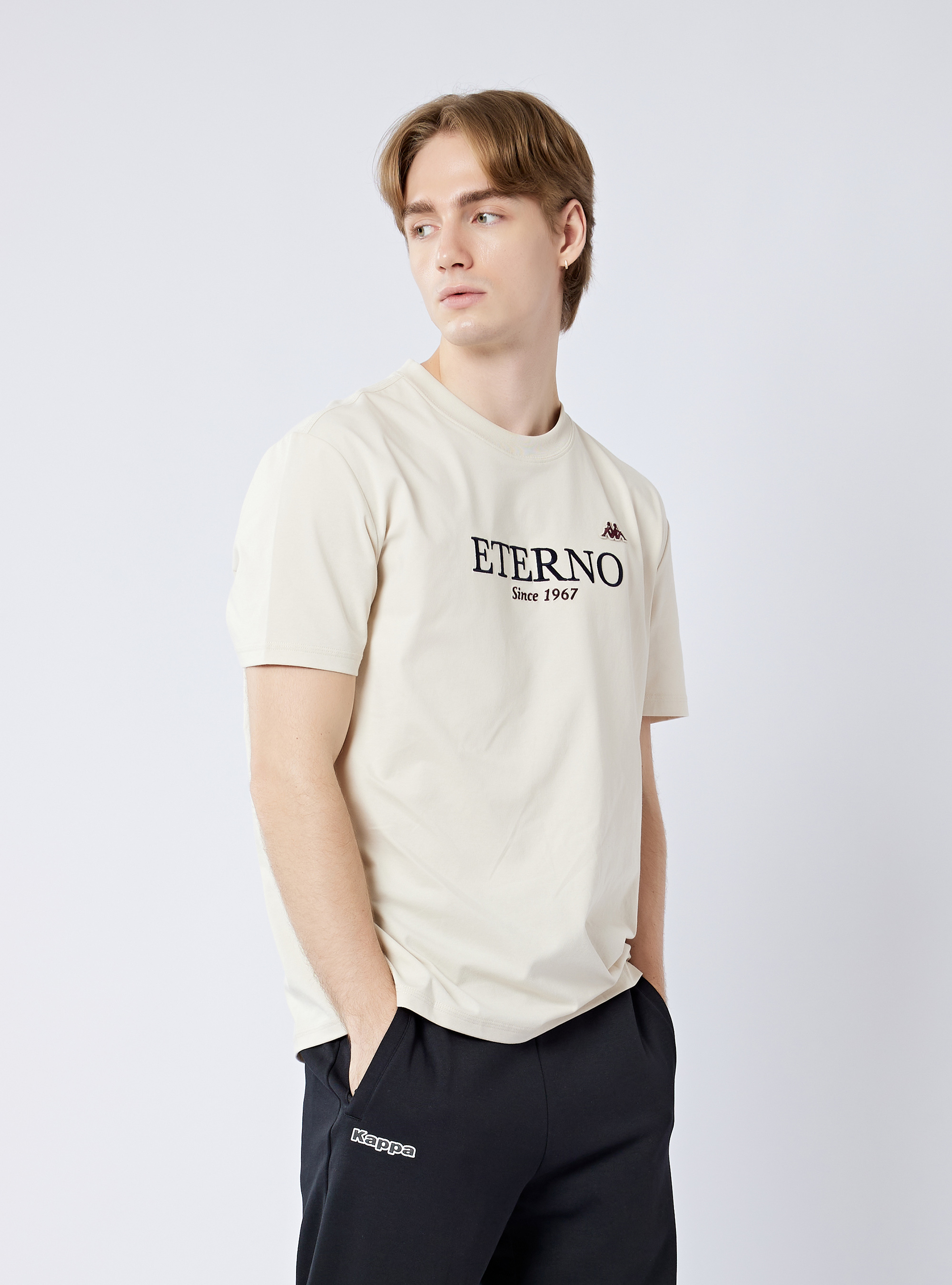 男女適穿 立體刺繡圓領短袖T-Shirt