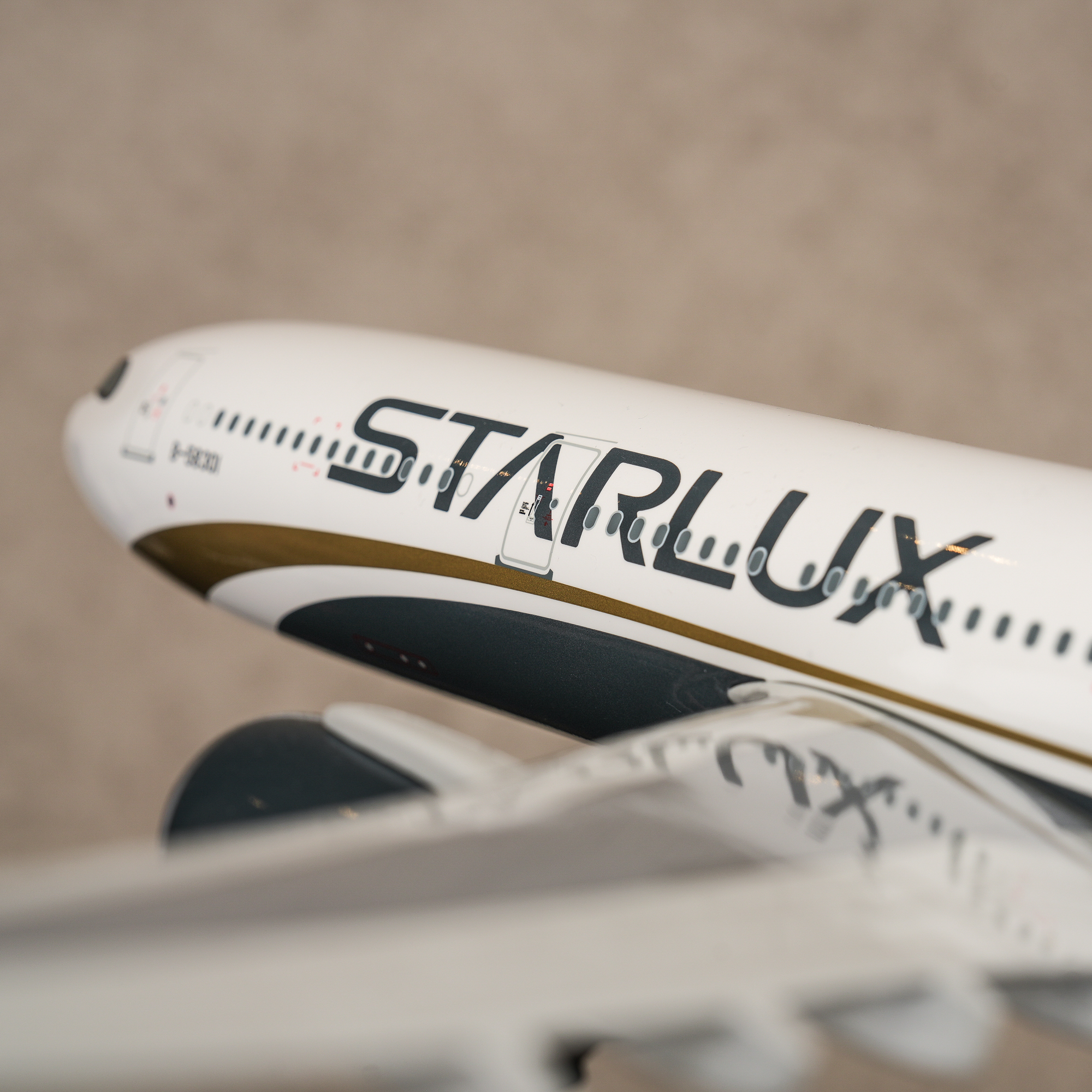 STARLUX | A330-900neo 1:100 Aircraft Model (B-58301)