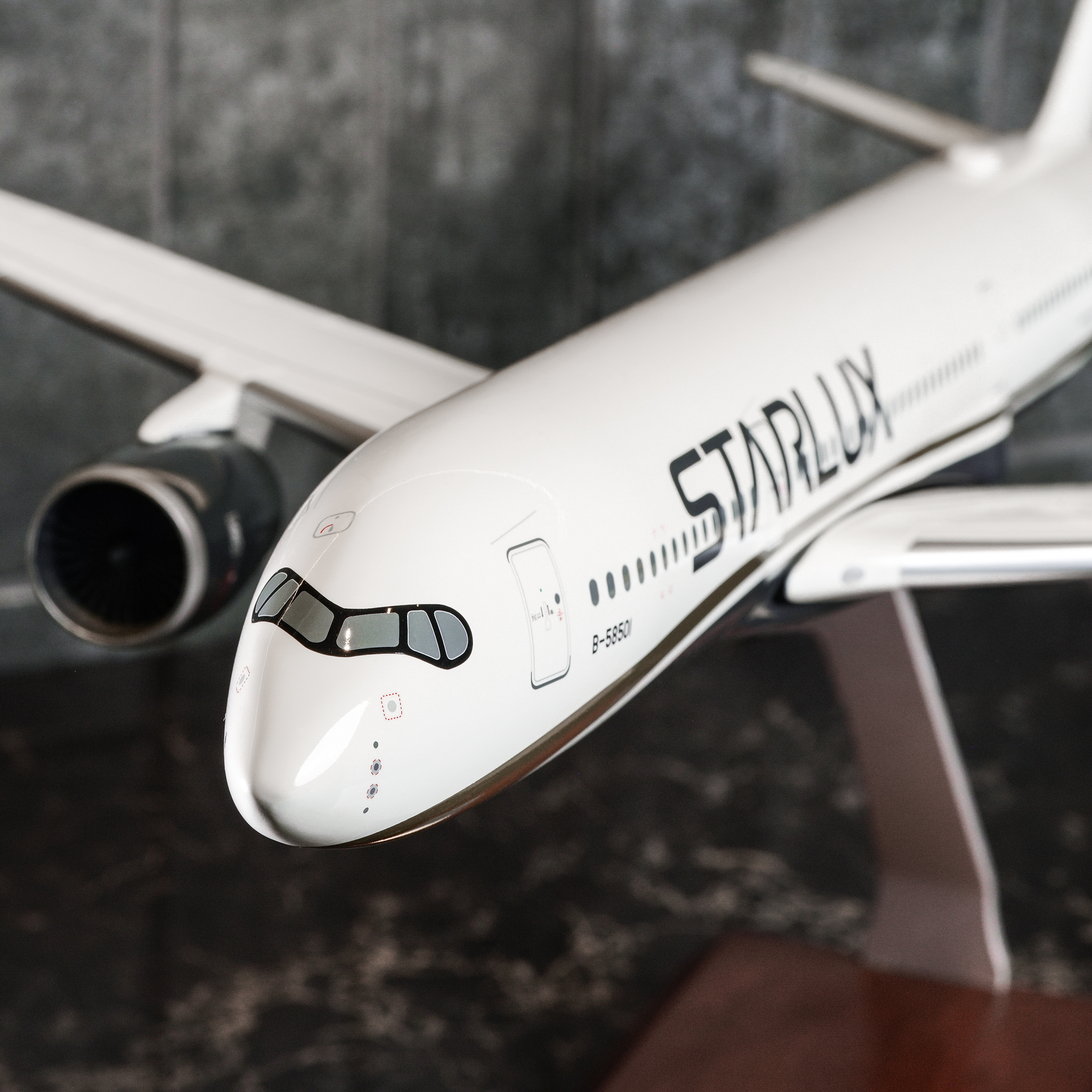 STARLUX | A350-900 1:100 Aircraft Model (B-58501)