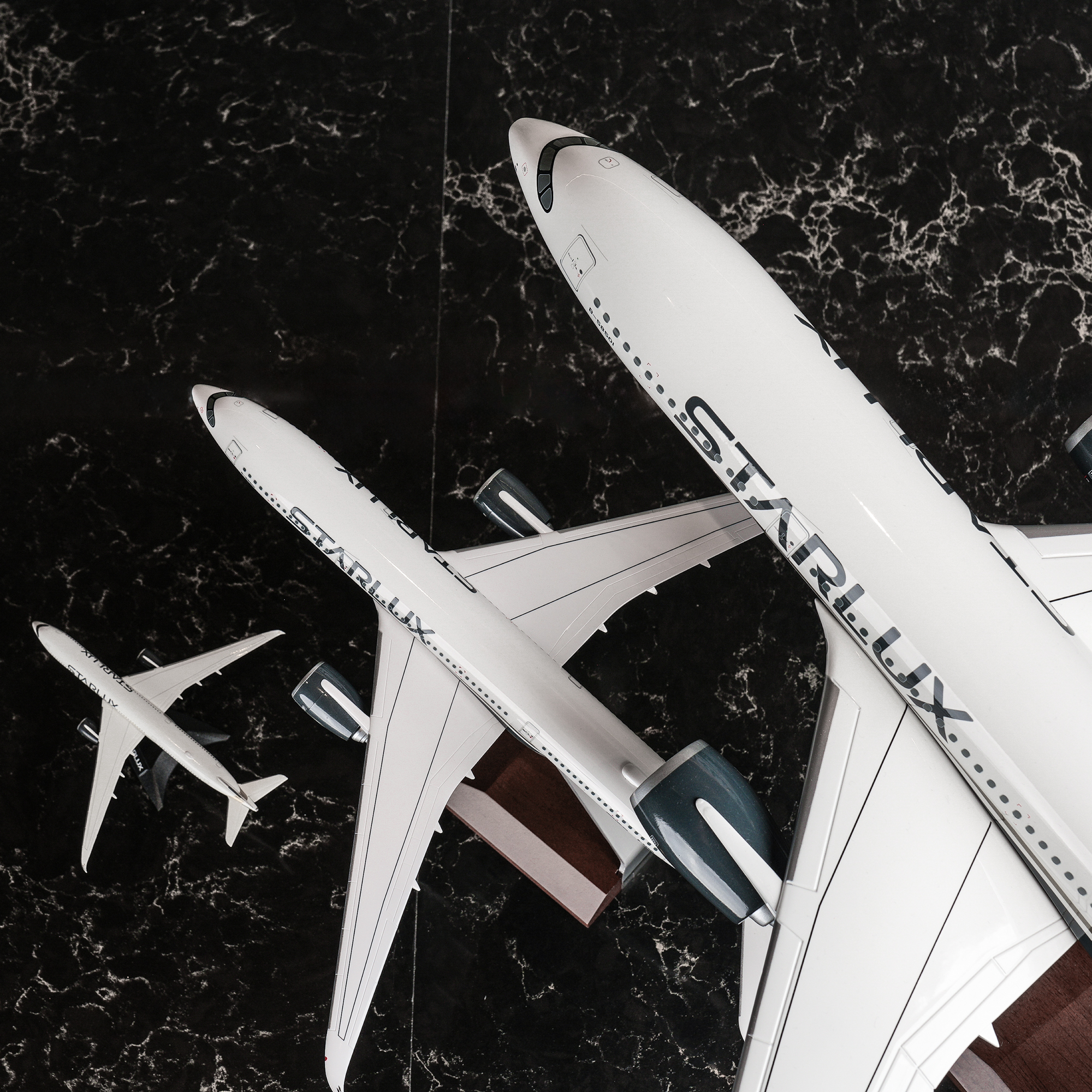 STARLUX | A350-900 1:100 Aircraft Model (B-58501)