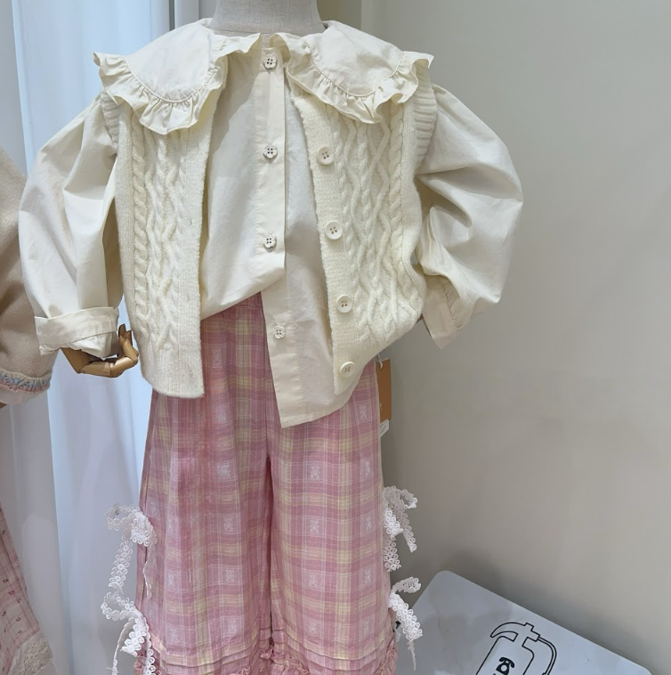 BYB10SE031WE  杏色花邊領恤衫連紐紋針織背心