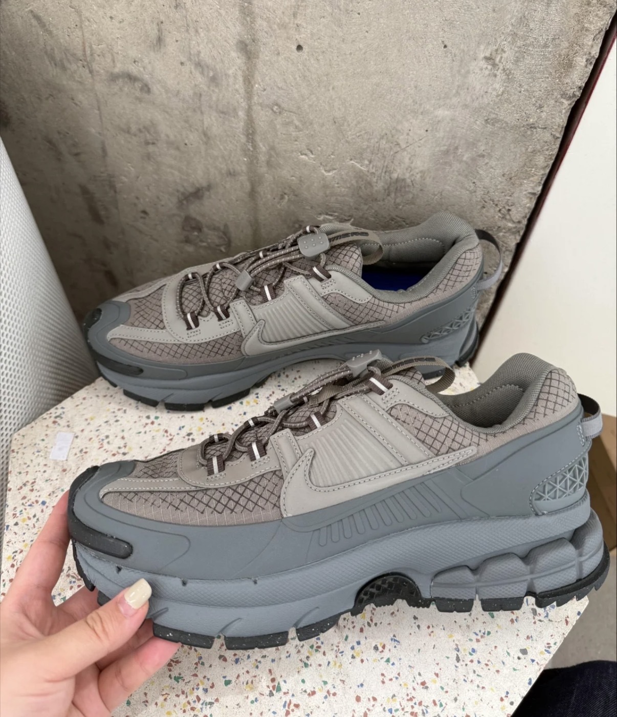 男鞋 NIKE ZOOM VOMERO ROAM 灰 增高 耐磨 異材質拼接 栓扣式鞋帶 休閒鞋【HV6901-001】