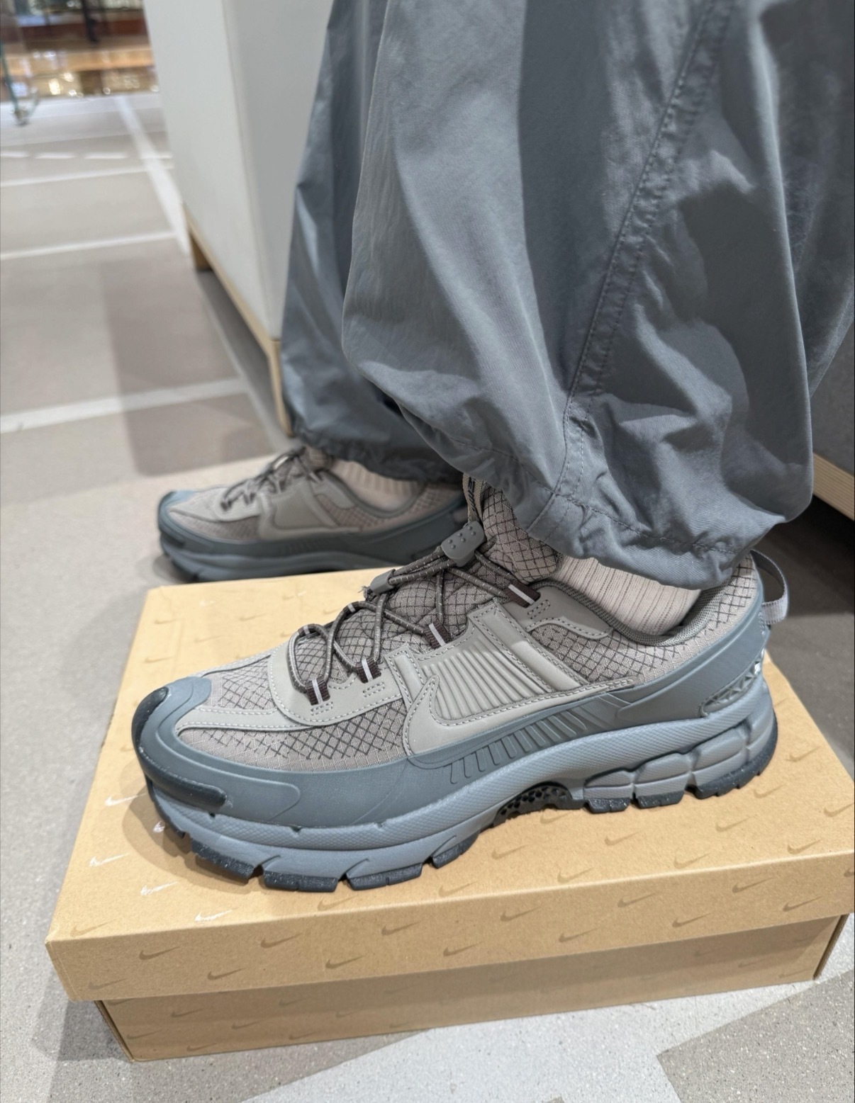 男鞋 NIKE ZOOM VOMERO ROAM 灰 增高 耐磨 異材質拼接 栓扣式鞋帶 休閒鞋【HV6901-001】