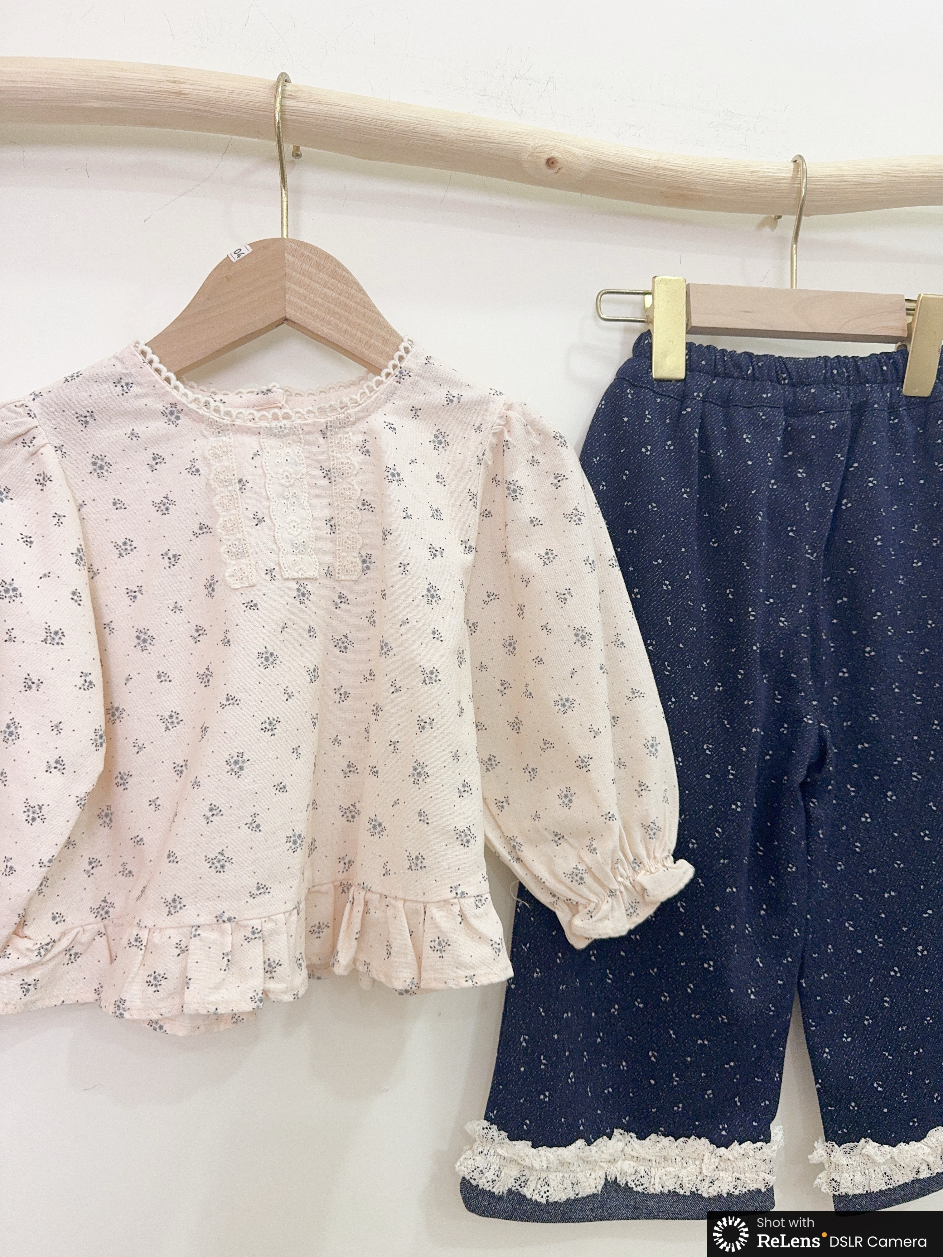 8187日系女孩碎花後扣上衣e07