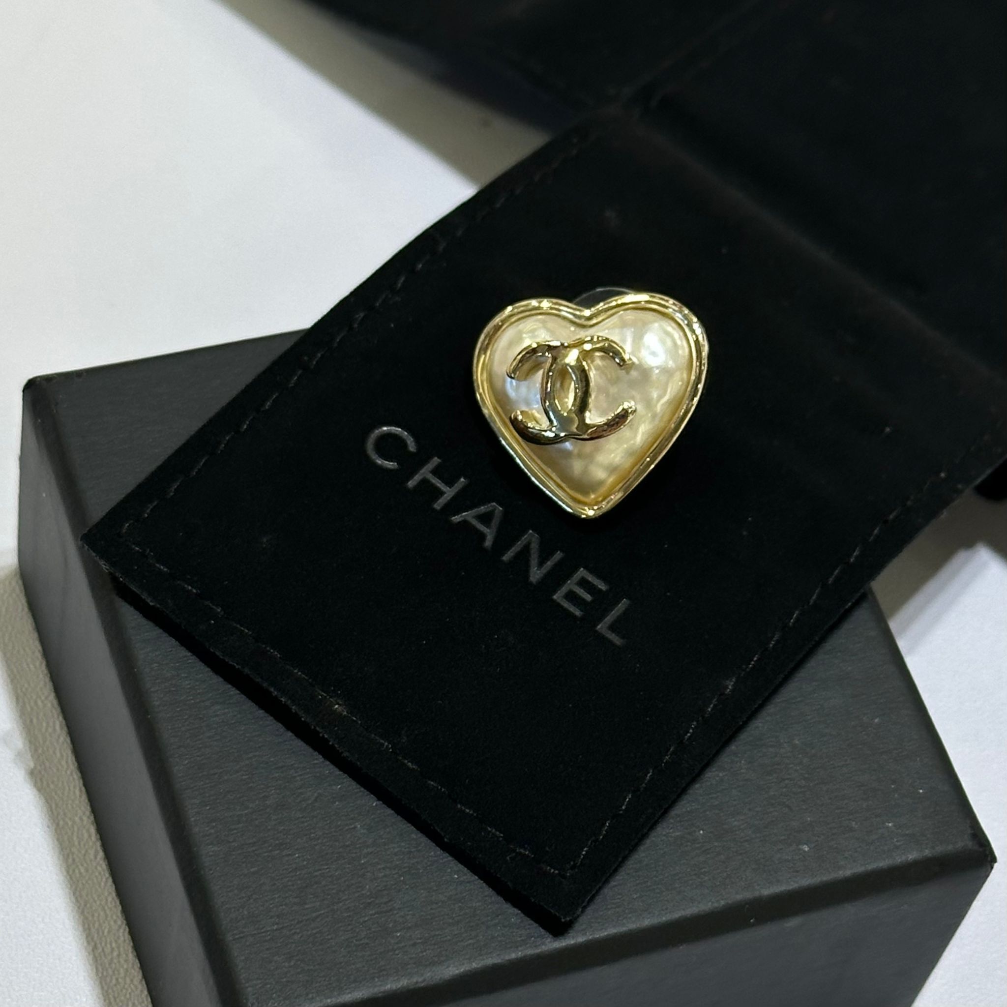 全新CHANEL耳環 3x3cm 愛心貝母淡金 EARRINGS AB7530 香奈兒耳環 #BRAND NEW #香榭站正品