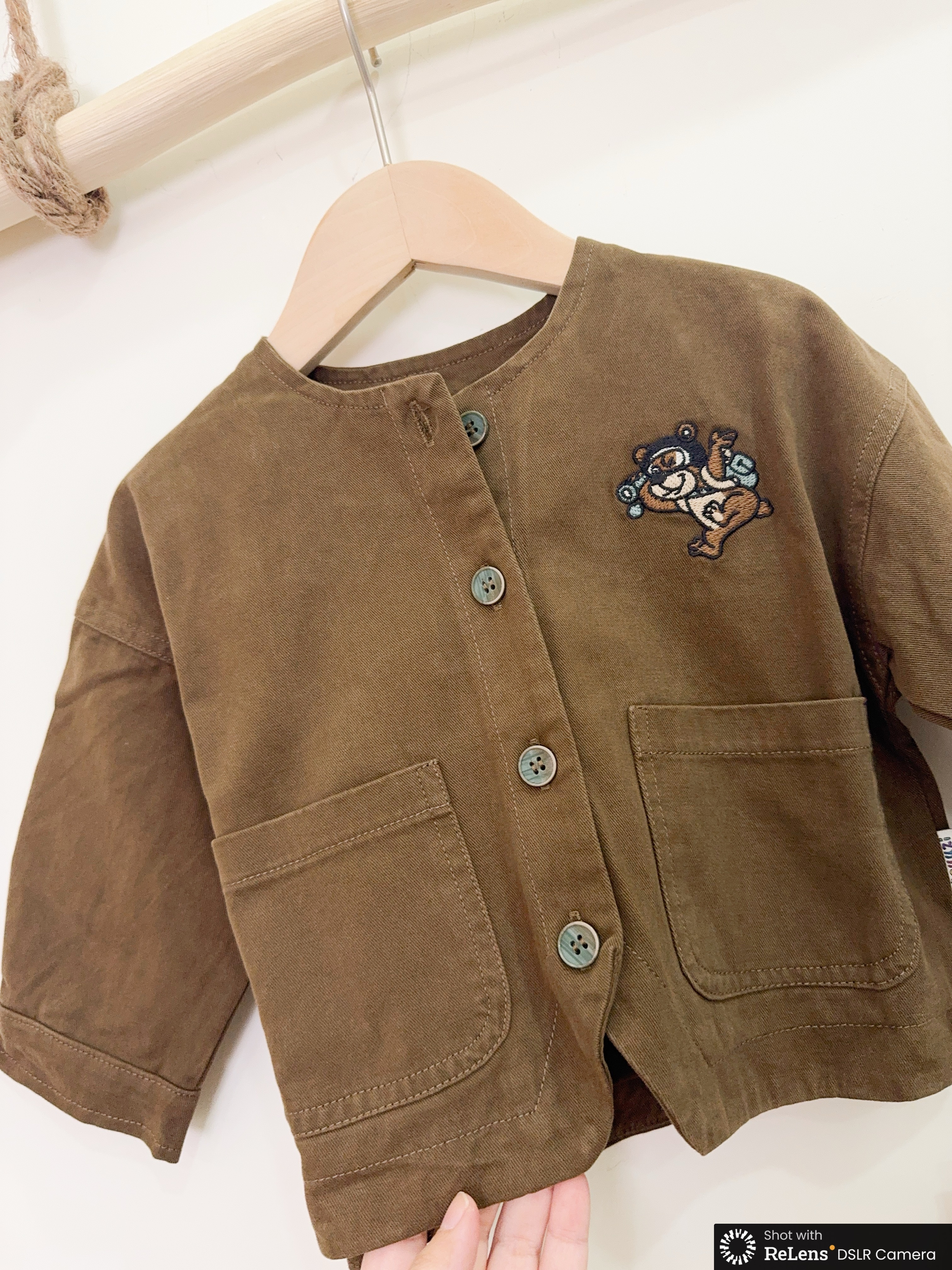 YZ35182刺繡熊無領襯衫外套e15