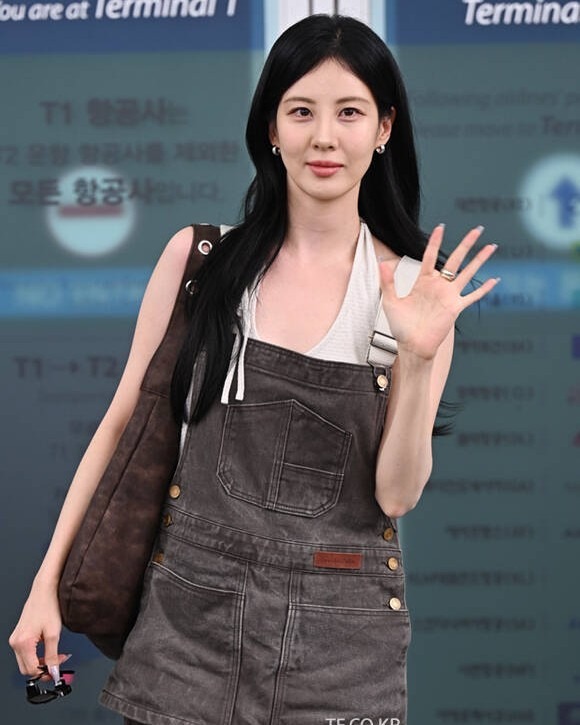 LETERIE Buckle Reversible Shoulder Bag