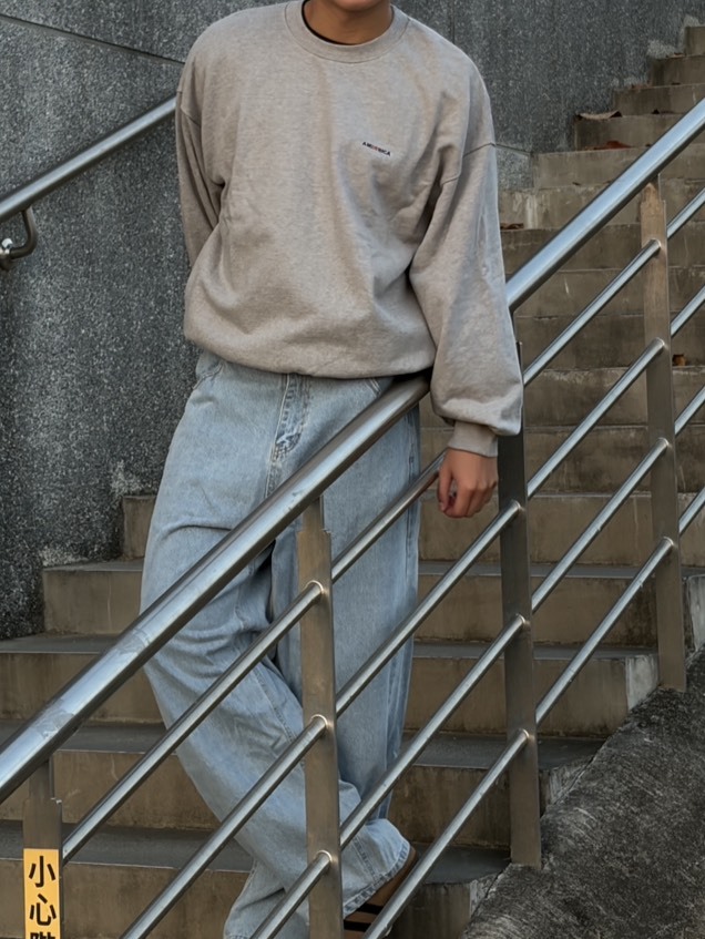 寬短版刺繡小美國大學踢