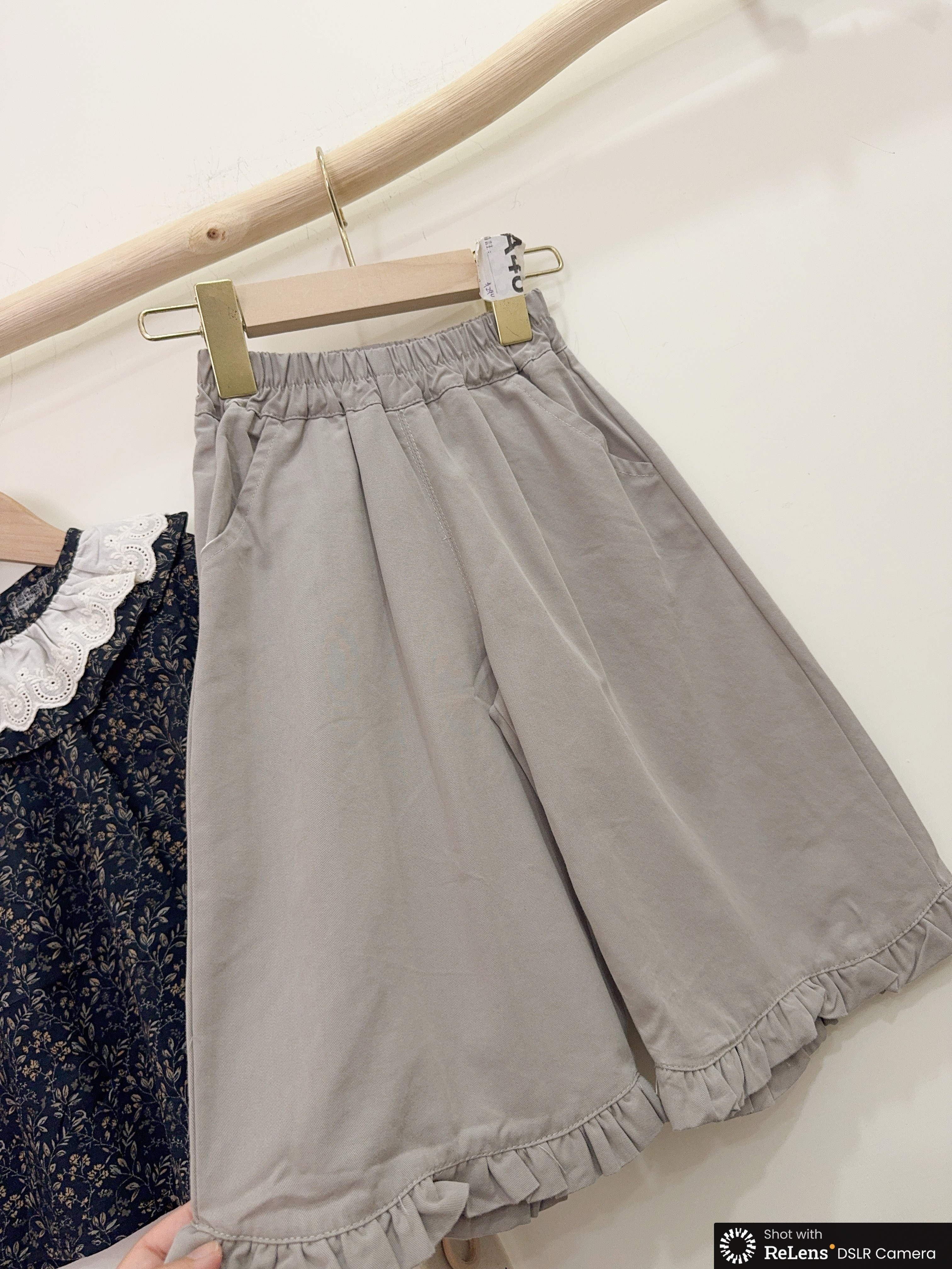 8129荷葉邊灰色長褲