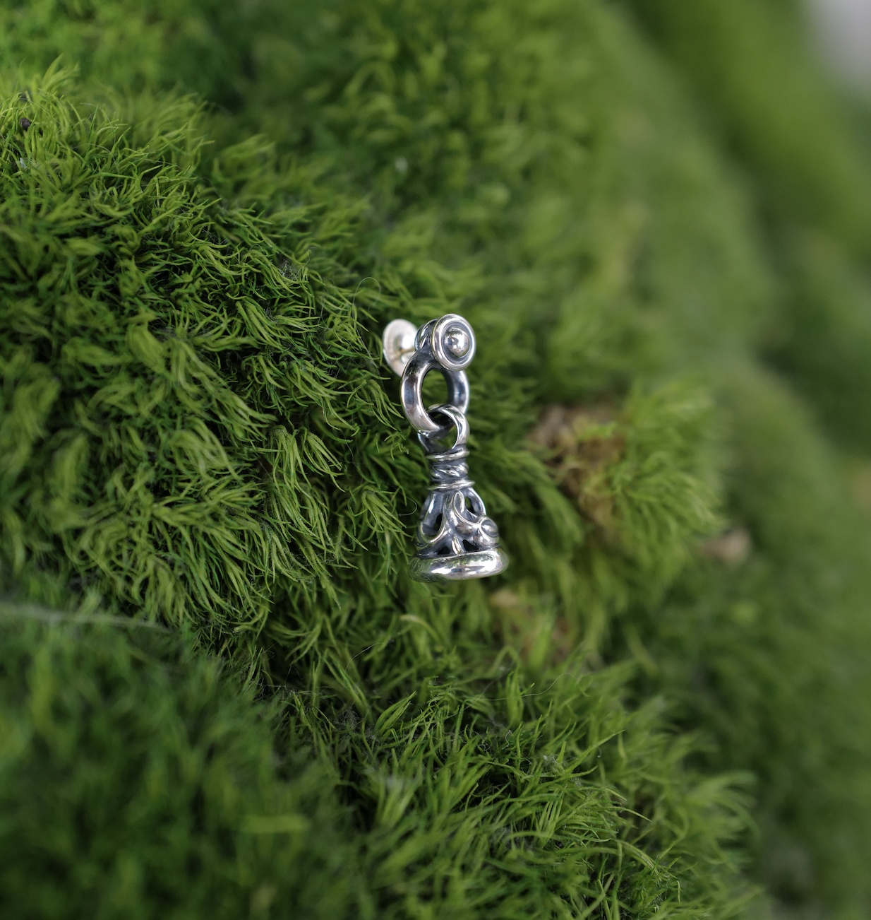 LO Crane Bell xs earring