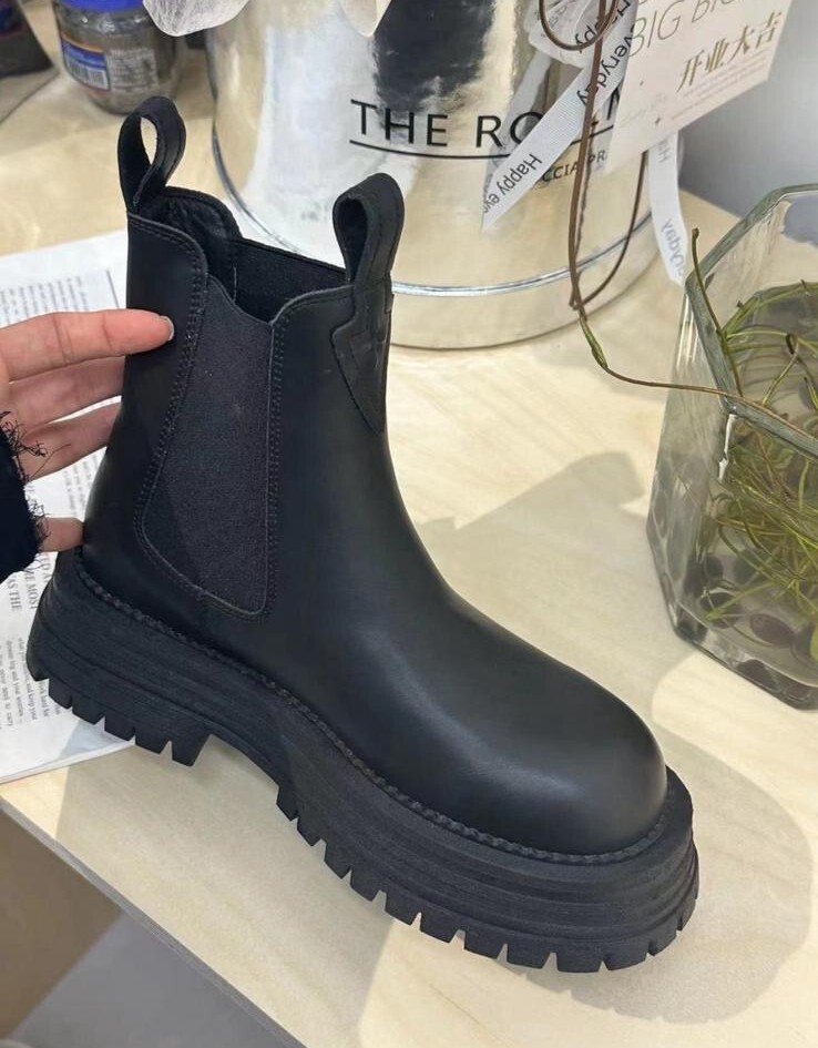 DD09    牛皮 1.5寸高   足碼    SIZE:225-250 $599  韓國牌子 中國製造