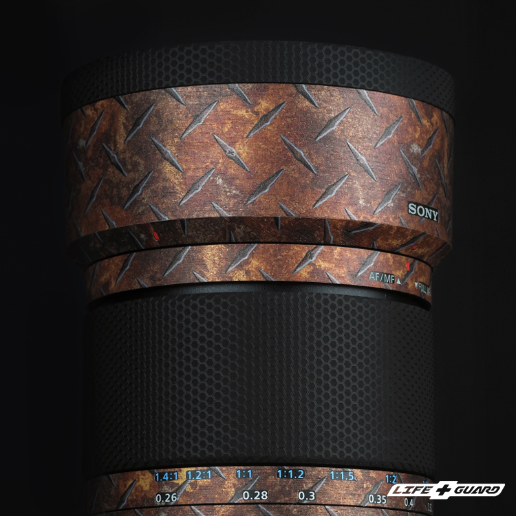 LIFE+GUARD SONY FE 100mm F2.8 Macro GM OSS 貼膜遮光罩展示圖，LIFE+GUARD 鋼板鏽紋風格設計