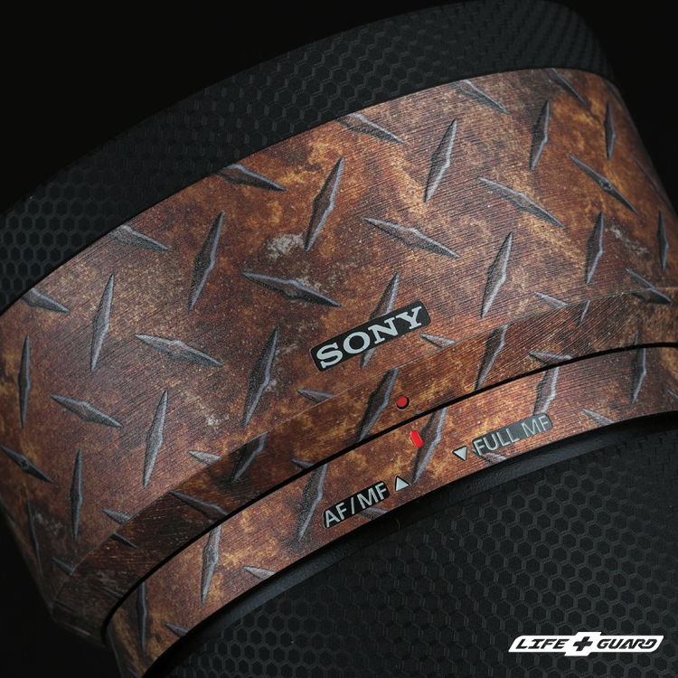 LIFE+GUARD SONY FE 100mm F2.8 Macro GM OSS 貼膜遮光罩展示圖，LIFE+GUARD 鋼板鏽紋風格設計