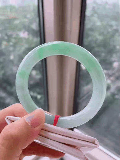 10235834 55.3mm冰飄綠翡翠圓條手鐲 (54-56)