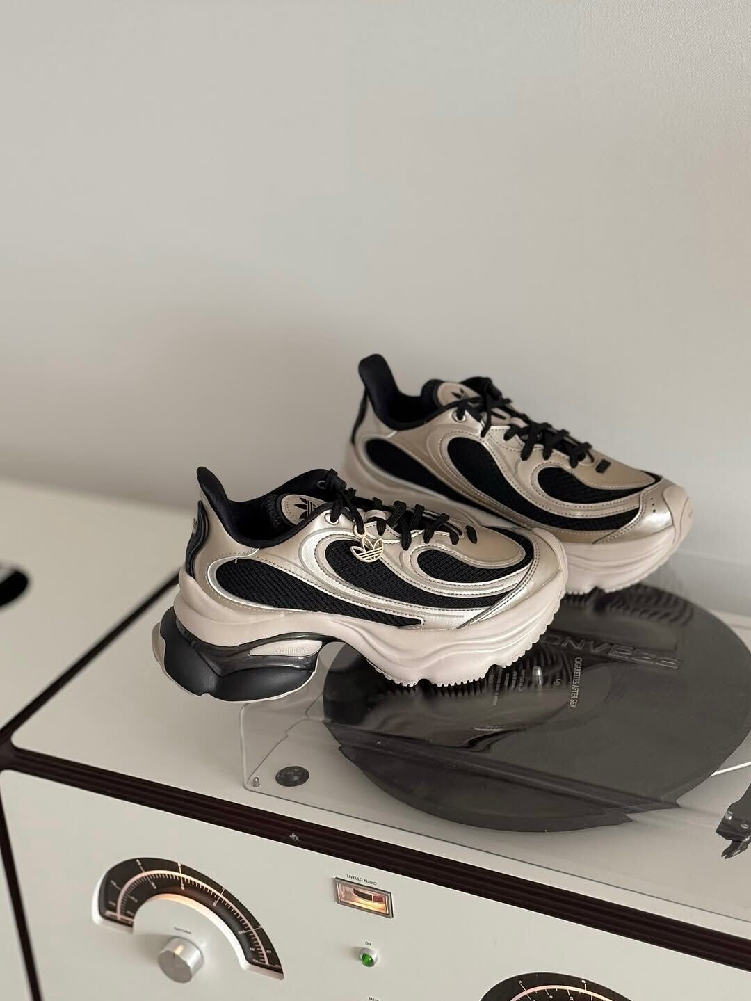 <宋雨琦同款> ADIDAS OZVENUZ 香檳黑金 香檳金 黑金 蝴蝶鞋 增高 厚底 女鞋 KI0583