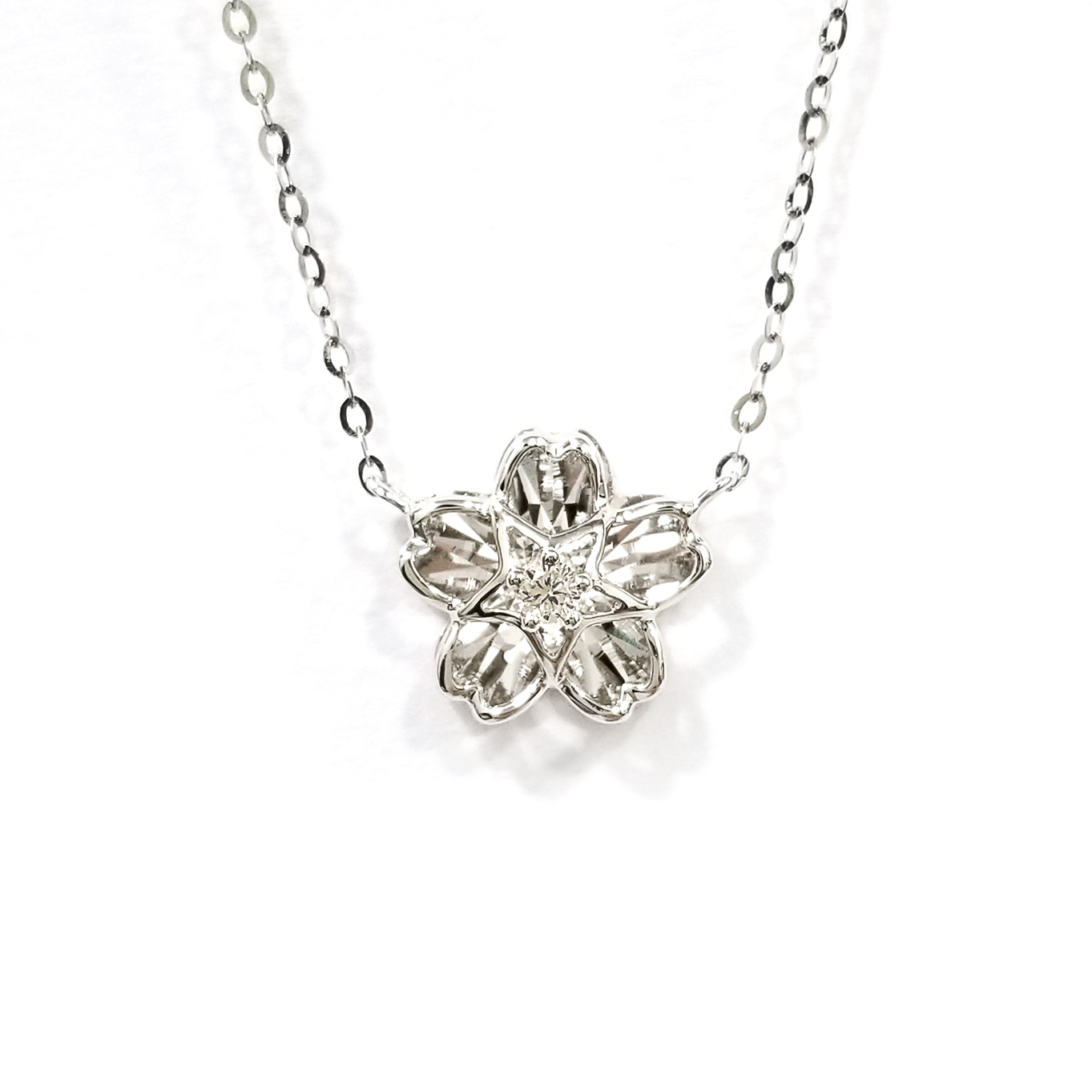 18K白金天然鑽石花形頸鏈