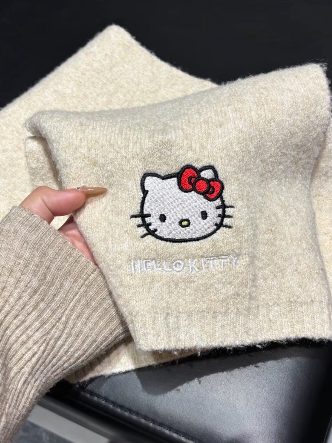 正版授權 Sanrio三麗鷗 HelloKitty 刺繡圍巾