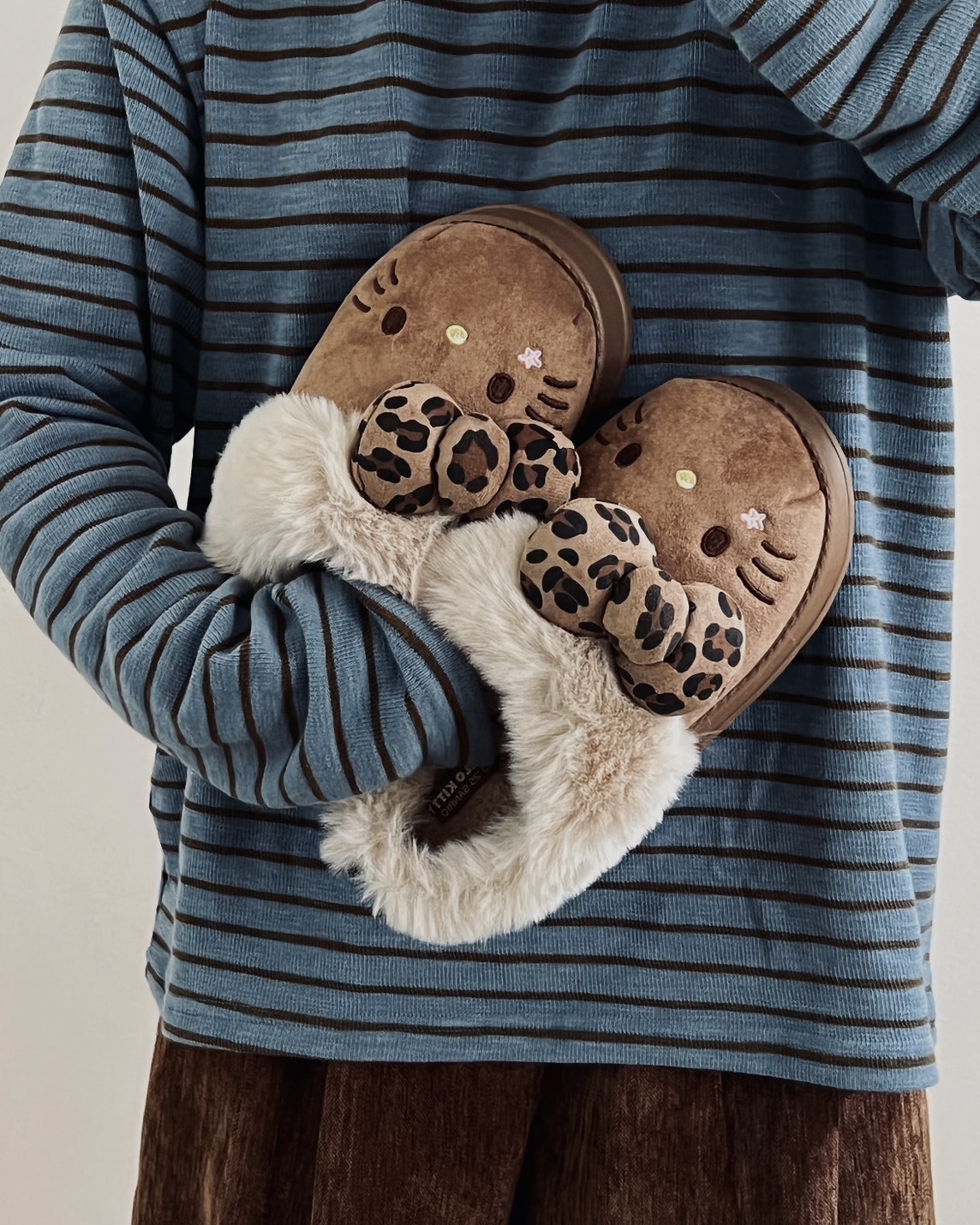 <正版授權✨>三麗鷗 Hello Kitty 豹紋 蝴蝶結 保暖 室內 毛絨拖 3色