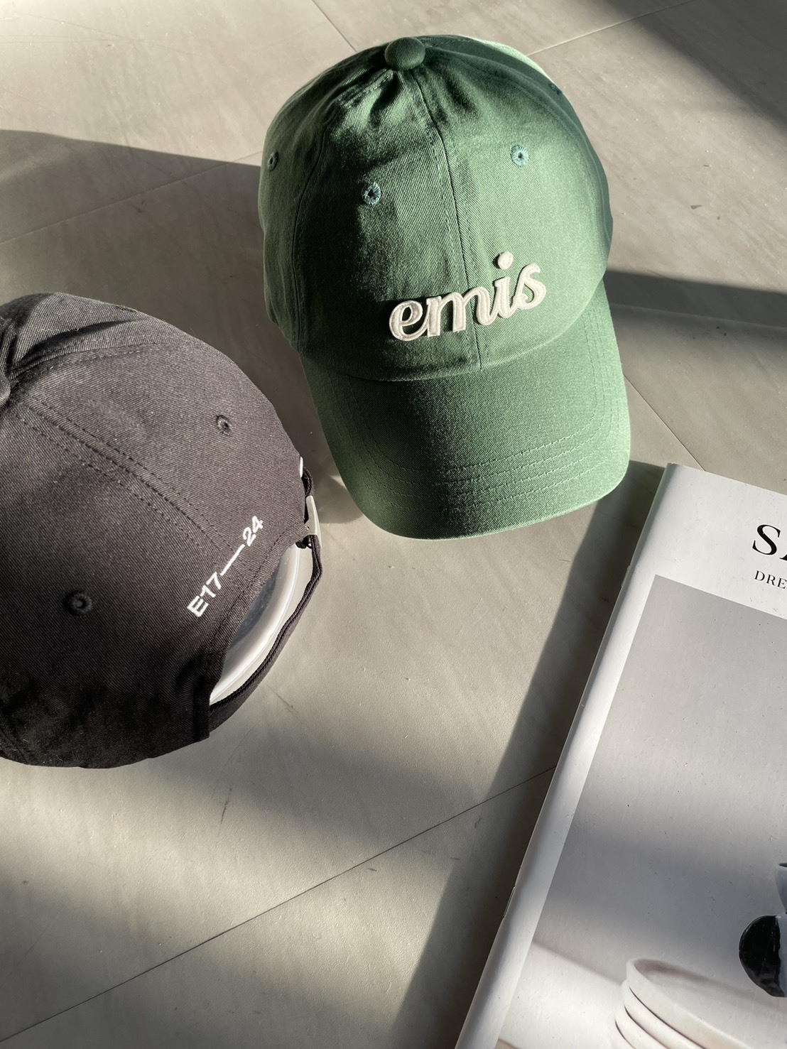 韓國 Emis 白色布章棒球帽（2colors）