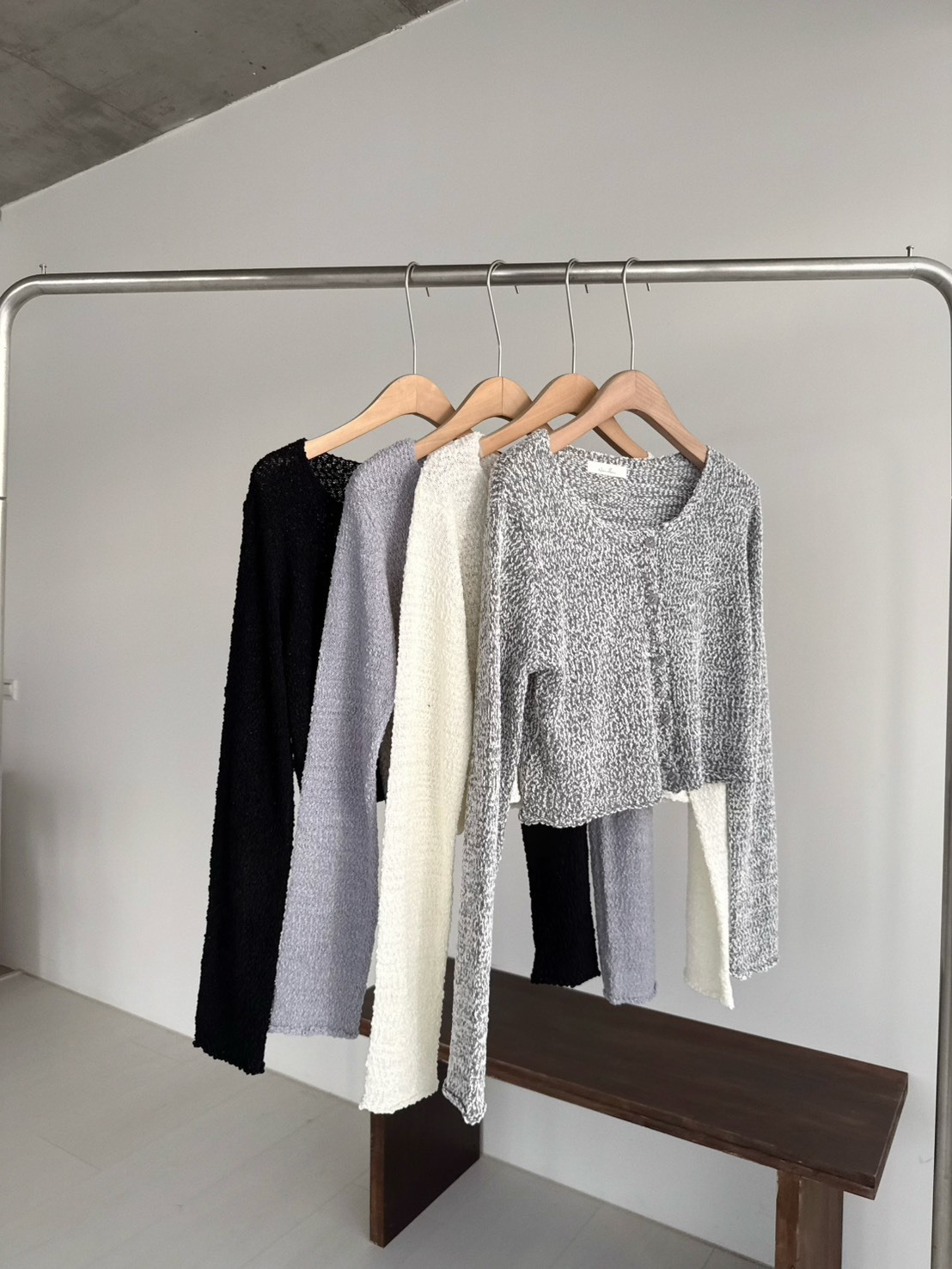 小顆粒感圓領排釦針織上衣