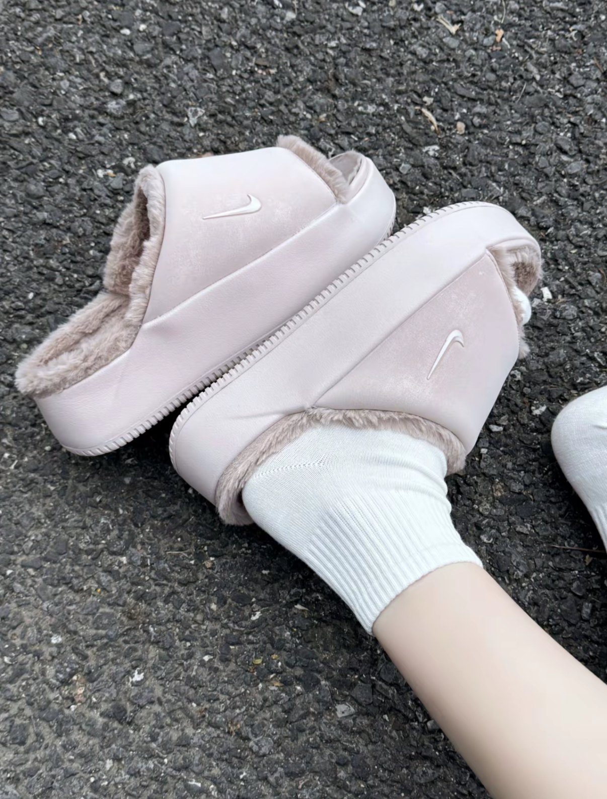 Nike Calm Elevation Fur 珊瑚粉 毛絨拖鞋 毛毛拖鞋 保暖 厚底 增高 女款 HV8560-600/預購